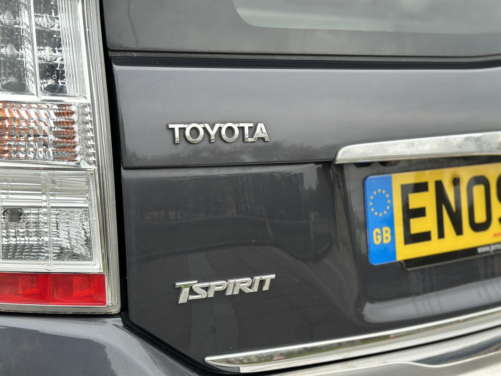 Toyota Prius 1.8 VVT-h T Spirit Hatchback 5dr Petrol Hybrid CVT Euro 5 (s/s) (136 ps)