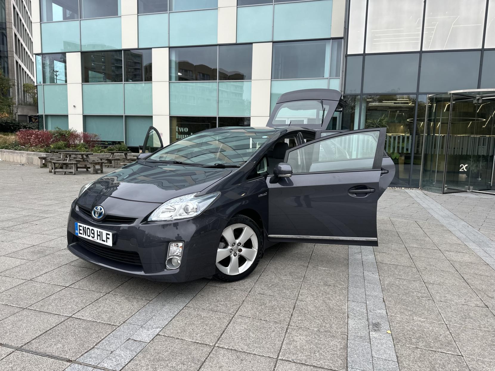 Toyota Prius 1.8 VVT-h T Spirit Hatchback 5dr Petrol Hybrid CVT Euro 5 (s/s) (136 ps)