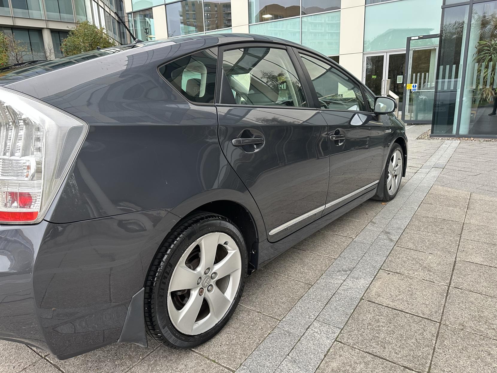 Toyota Prius 1.8 VVT-h T Spirit Hatchback 5dr Petrol Hybrid CVT Euro 5 (s/s) (136 ps)