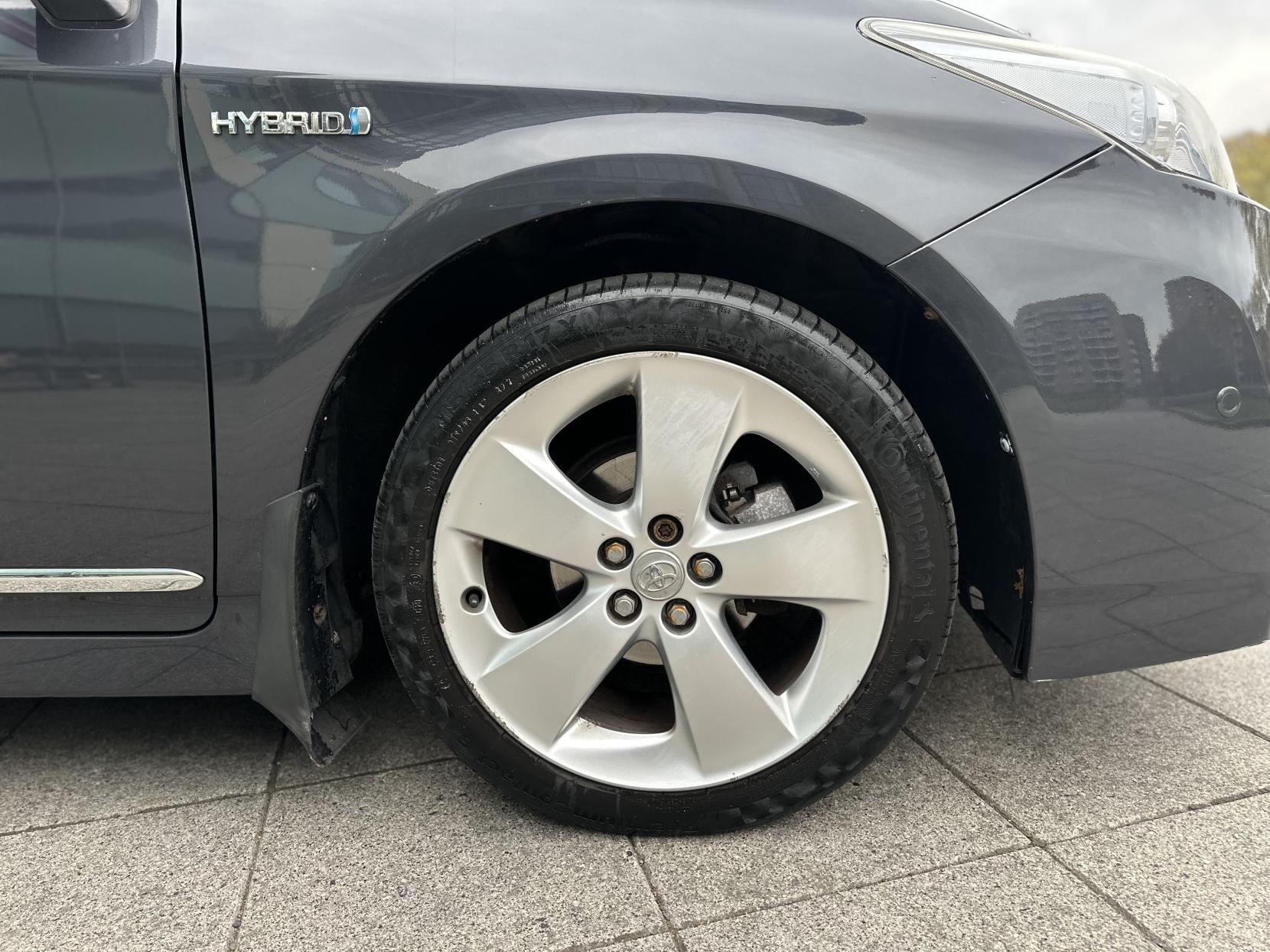 Toyota Prius 1.8 VVT-h T Spirit Hatchback 5dr Petrol Hybrid CVT Euro 5 (s/s) (136 ps)
