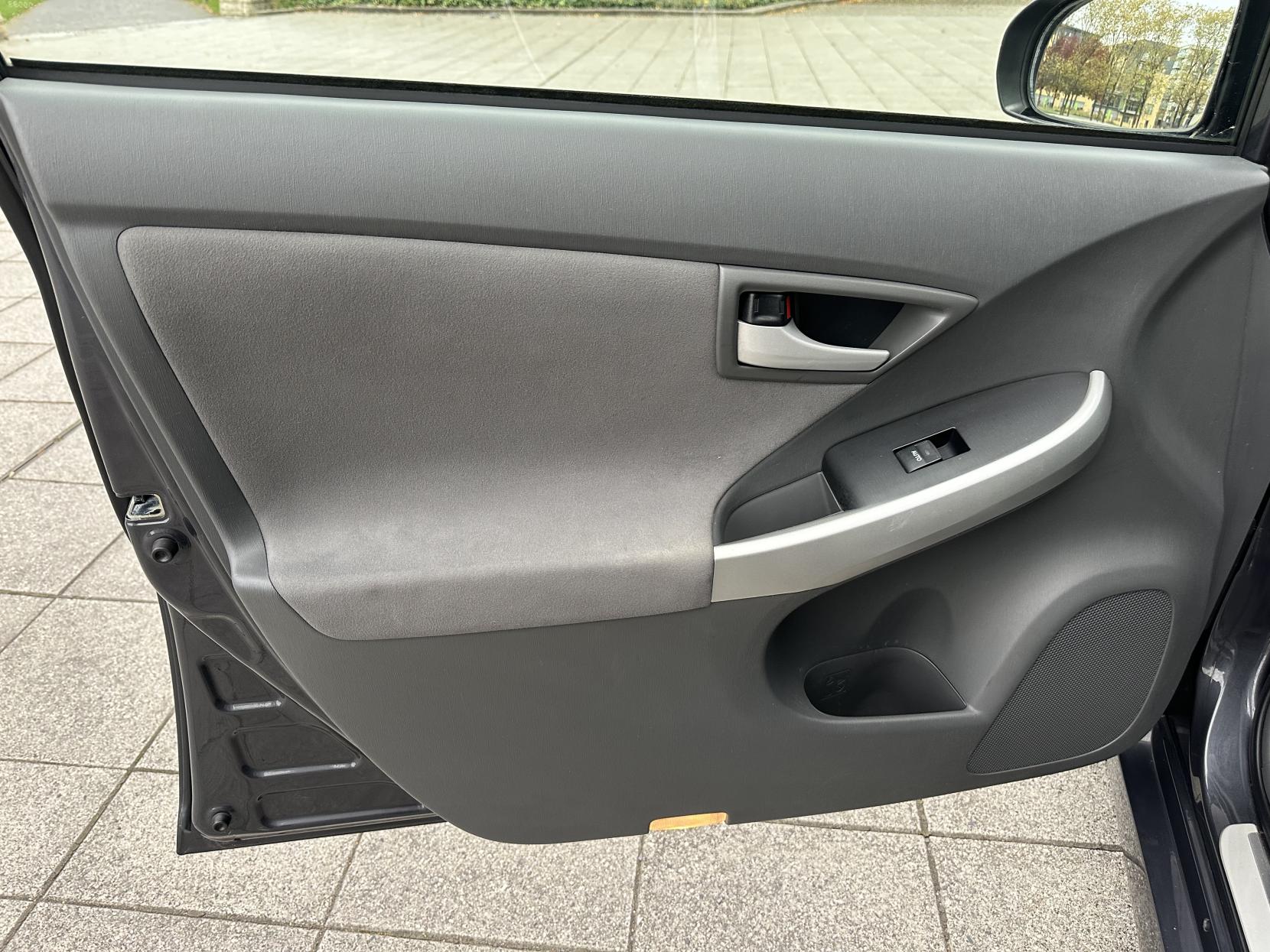 Toyota Prius 1.8 VVT-h T Spirit Hatchback 5dr Petrol Hybrid CVT Euro 5 (s/s) (136 ps)