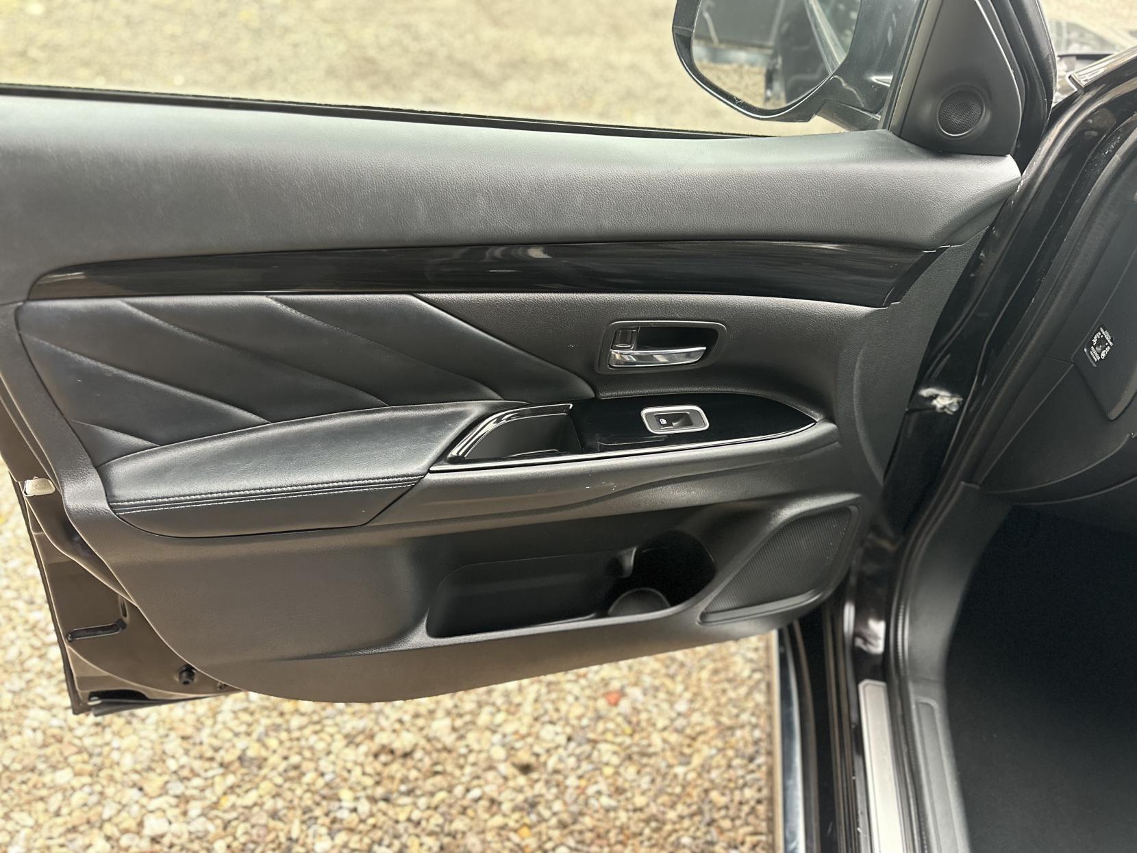 Mitsubishi Outlander 2.0h 12kWh GX4h SUV 5dr Petrol Plug-in Hybrid CVT 4WD Euro 6 (s/s) (200 ps)