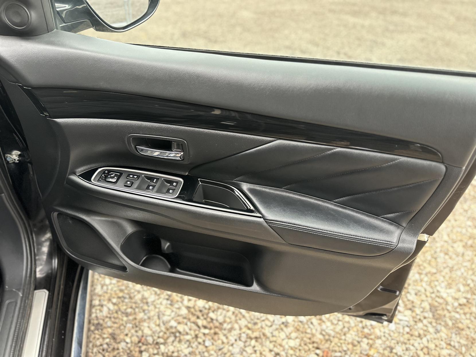 Mitsubishi Outlander 2.0h 12kWh GX4h SUV 5dr Petrol Plug-in Hybrid CVT 4WD Euro 6 (s/s) (200 ps)