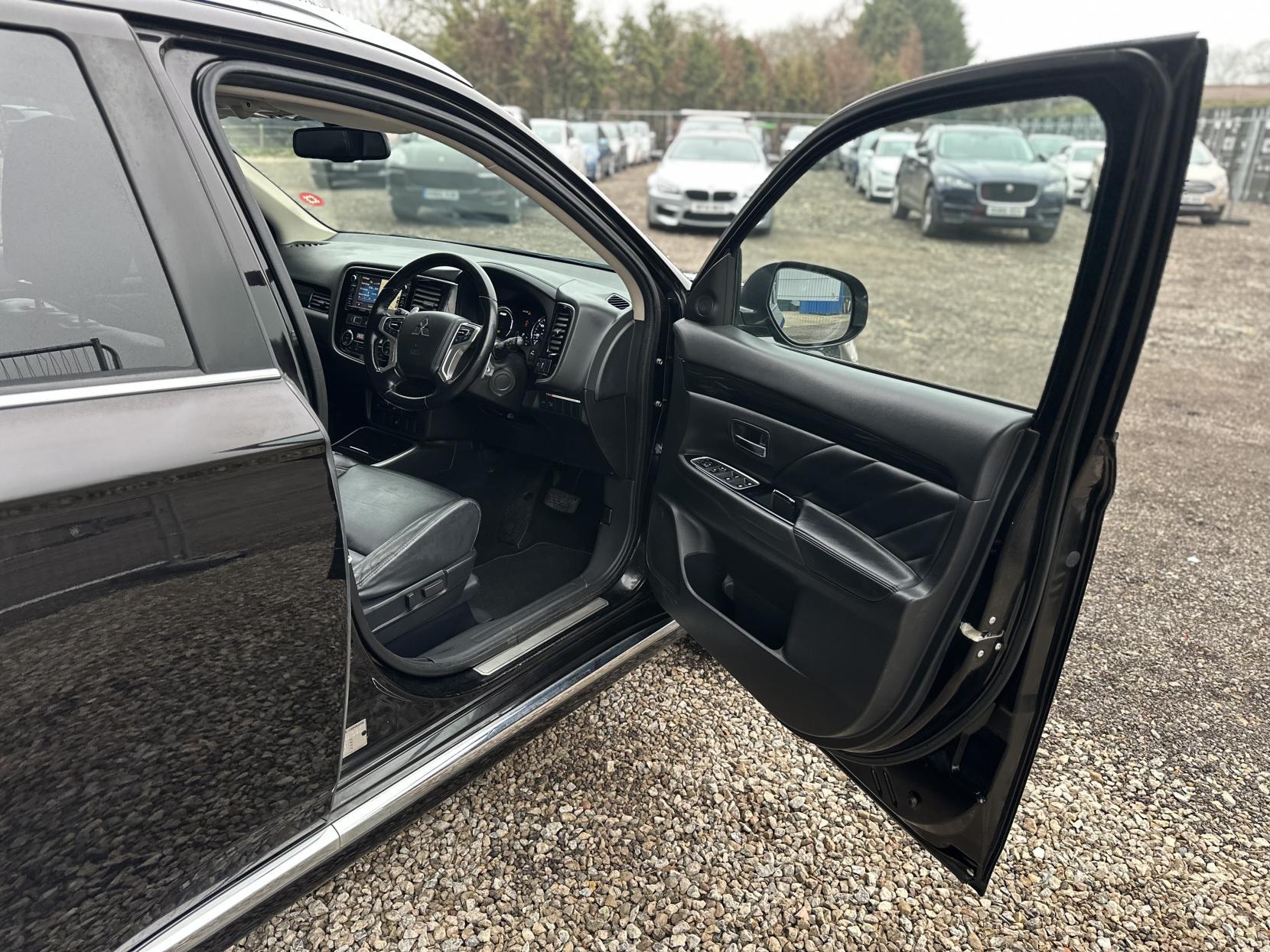 Mitsubishi Outlander 2.0h 12kWh GX4h SUV 5dr Petrol Plug-in Hybrid CVT 4WD Euro 6 (s/s) (200 ps)