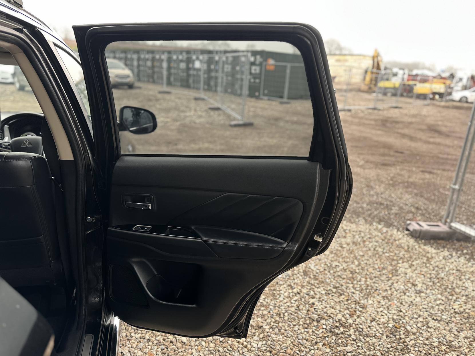 Mitsubishi Outlander 2.0h 12kWh GX4h SUV 5dr Petrol Plug-in Hybrid CVT 4WD Euro 6 (s/s) (200 ps)