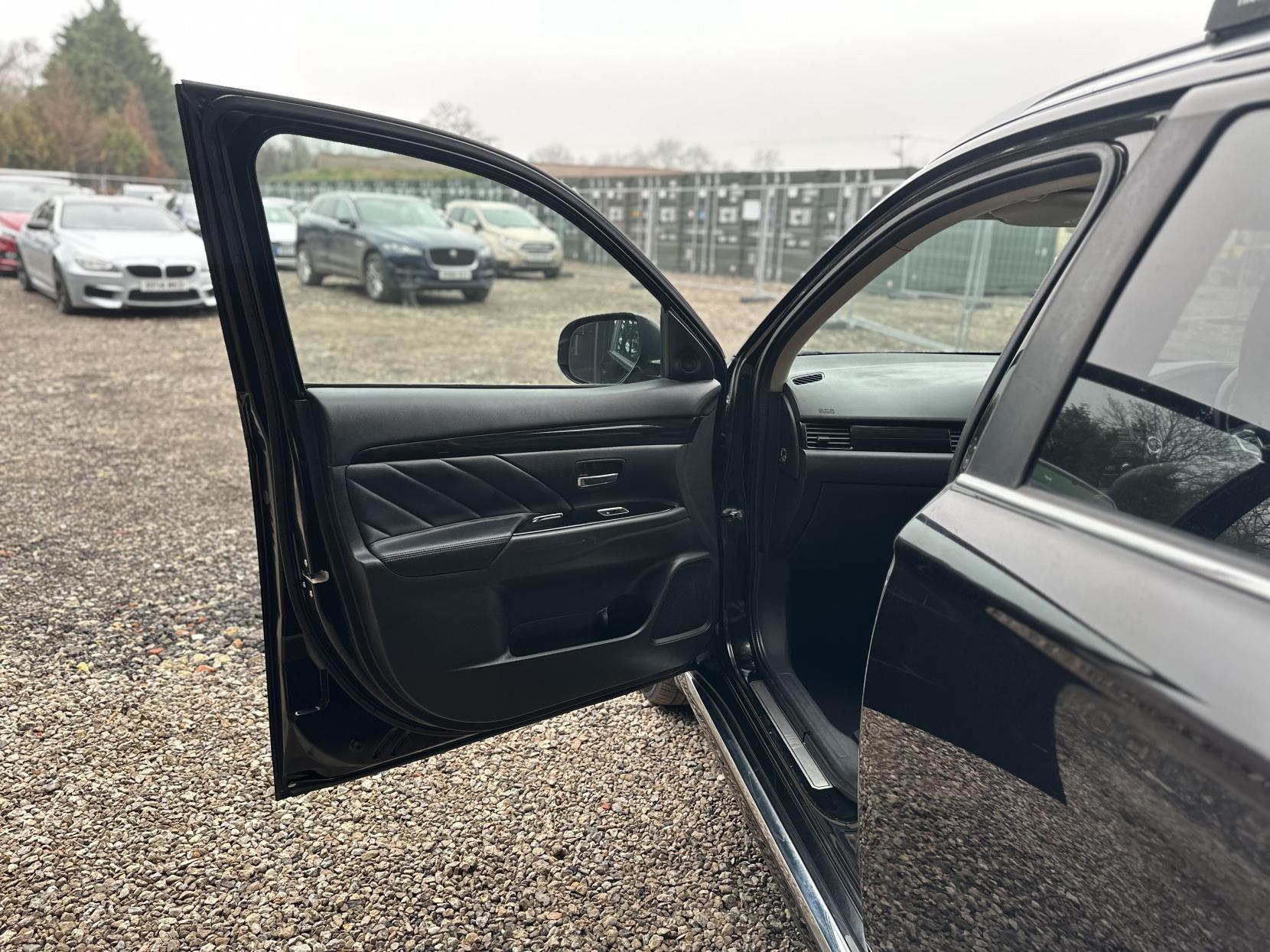 Mitsubishi Outlander 2.0h 12kWh GX4h SUV 5dr Petrol Plug-in Hybrid CVT 4WD Euro 6 (s/s) (200 ps)