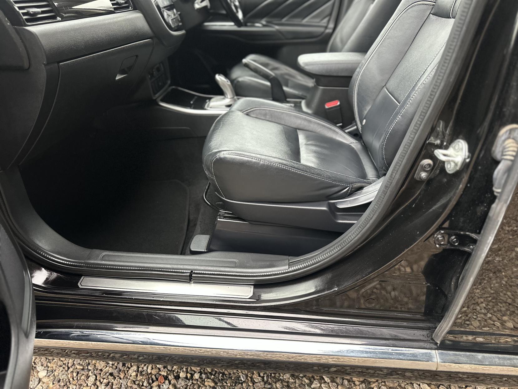 Mitsubishi Outlander 2.0h 12kWh GX4h SUV 5dr Petrol Plug-in Hybrid CVT 4WD Euro 6 (s/s) (200 ps)