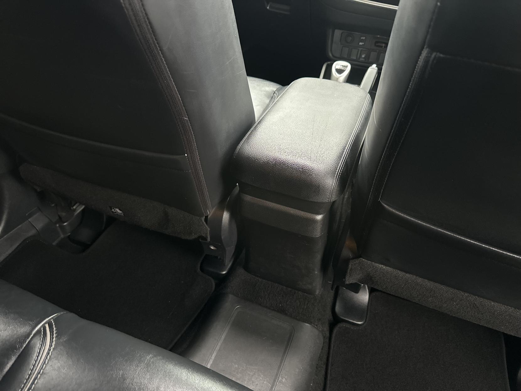 Mitsubishi Outlander 2.0h 12kWh GX4h SUV 5dr Petrol Plug-in Hybrid CVT 4WD Euro 6 (s/s) (200 ps)