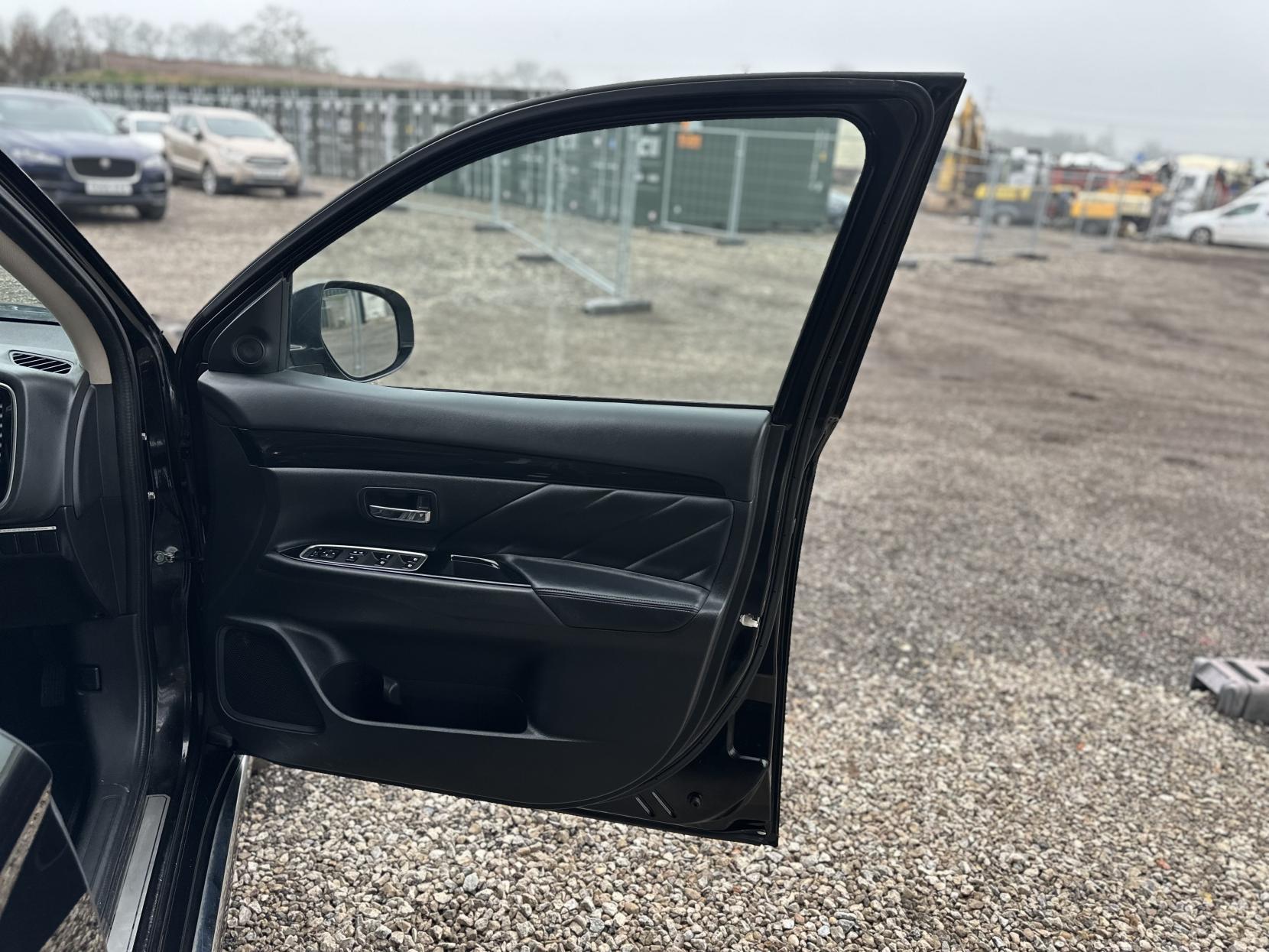 Mitsubishi Outlander 2.0h 12kWh GX4h SUV 5dr Petrol Plug-in Hybrid CVT 4WD Euro 6 (s/s) (200 ps)