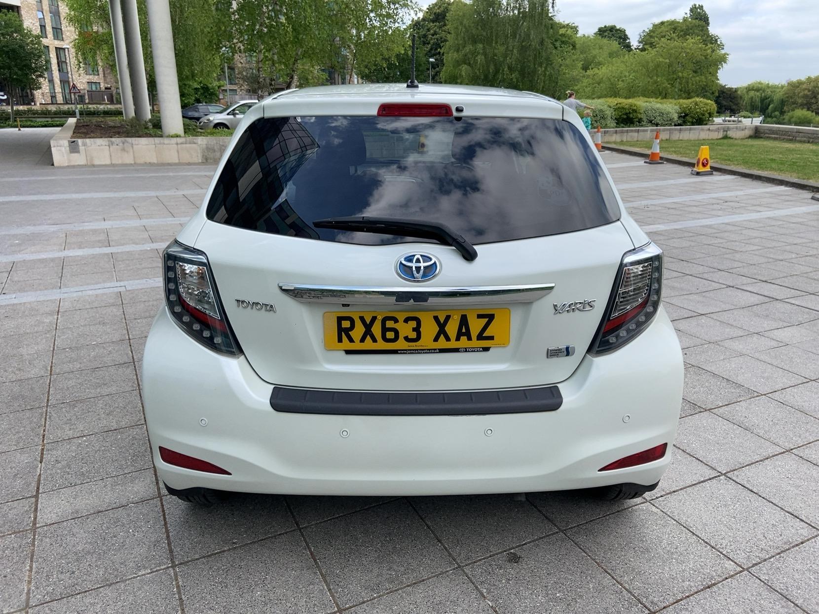 Toyota Yaris 1.5 VVT-h Icon Plus Hatchback 5dr Petrol Hybrid CVT Euro 5 (101 ps)