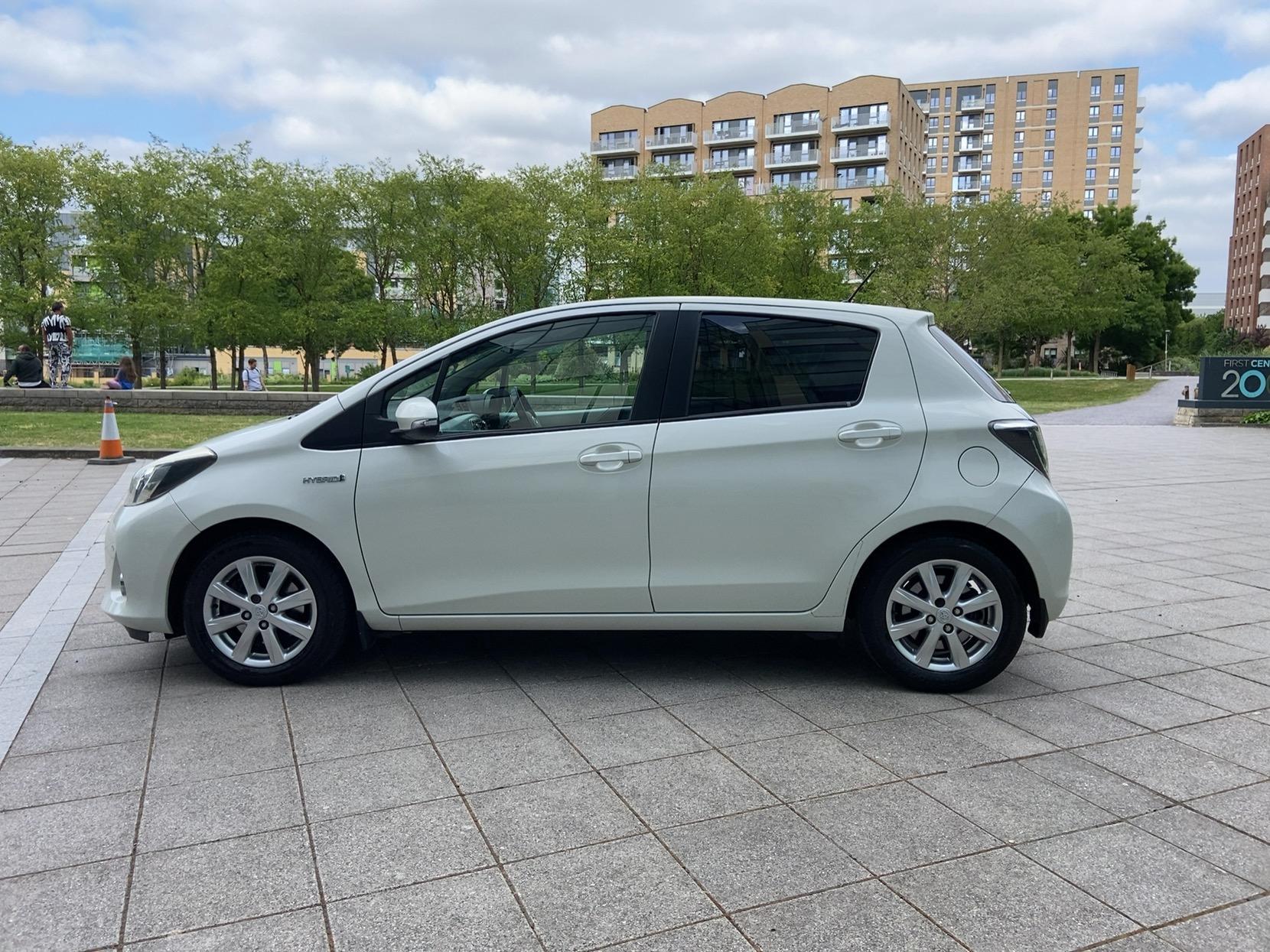 Toyota Yaris 1.5 VVT-h Icon Plus Hatchback 5dr Petrol Hybrid CVT Euro 5 (101 ps)