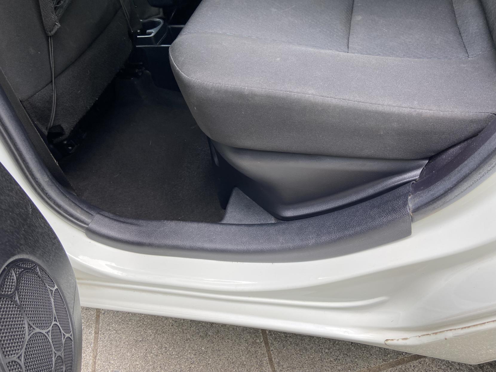 Toyota Yaris 1.5 VVT-h Icon Plus Hatchback 5dr Petrol Hybrid CVT Euro 5 (101 ps)