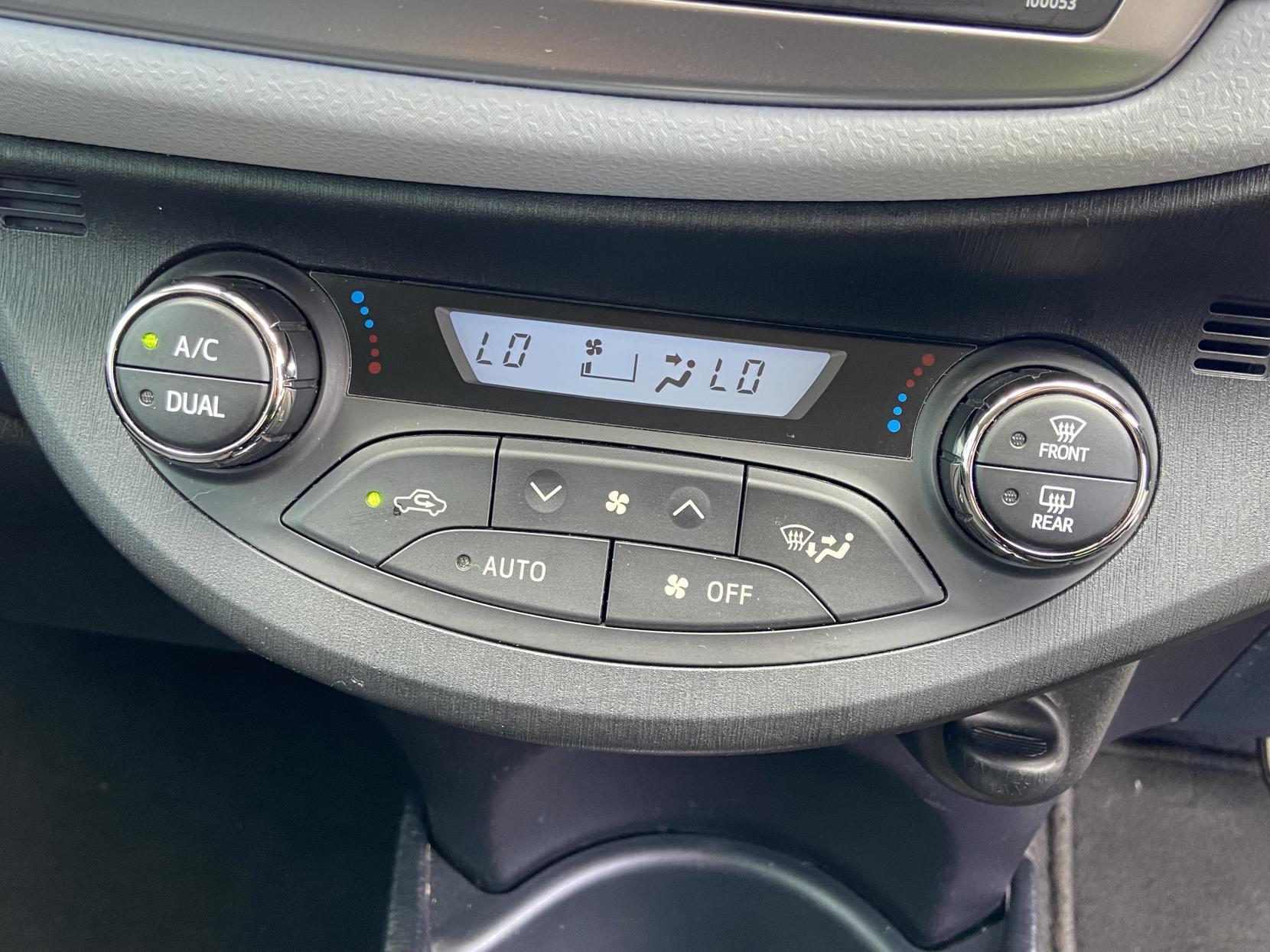 Toyota Yaris 1.5 VVT-h Icon Plus Hatchback 5dr Petrol Hybrid CVT Euro 5 (101 ps)