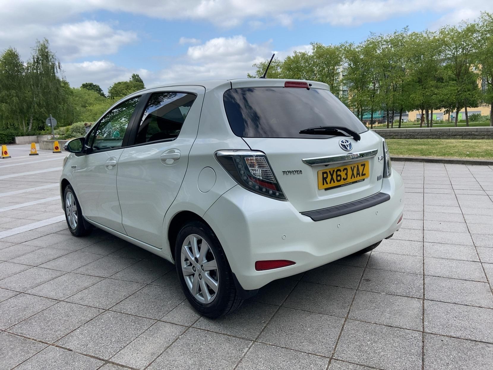 Toyota Yaris 1.5 VVT-h Icon Plus Hatchback 5dr Petrol Hybrid CVT Euro 5 (101 ps)