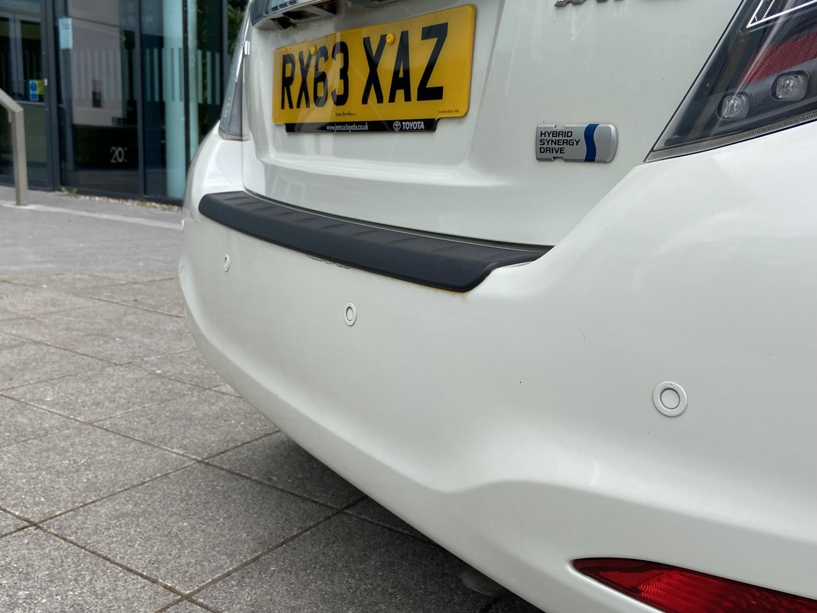 Toyota Yaris 1.5 VVT-h Icon Plus Hatchback 5dr Petrol Hybrid CVT Euro 5 (101 ps)