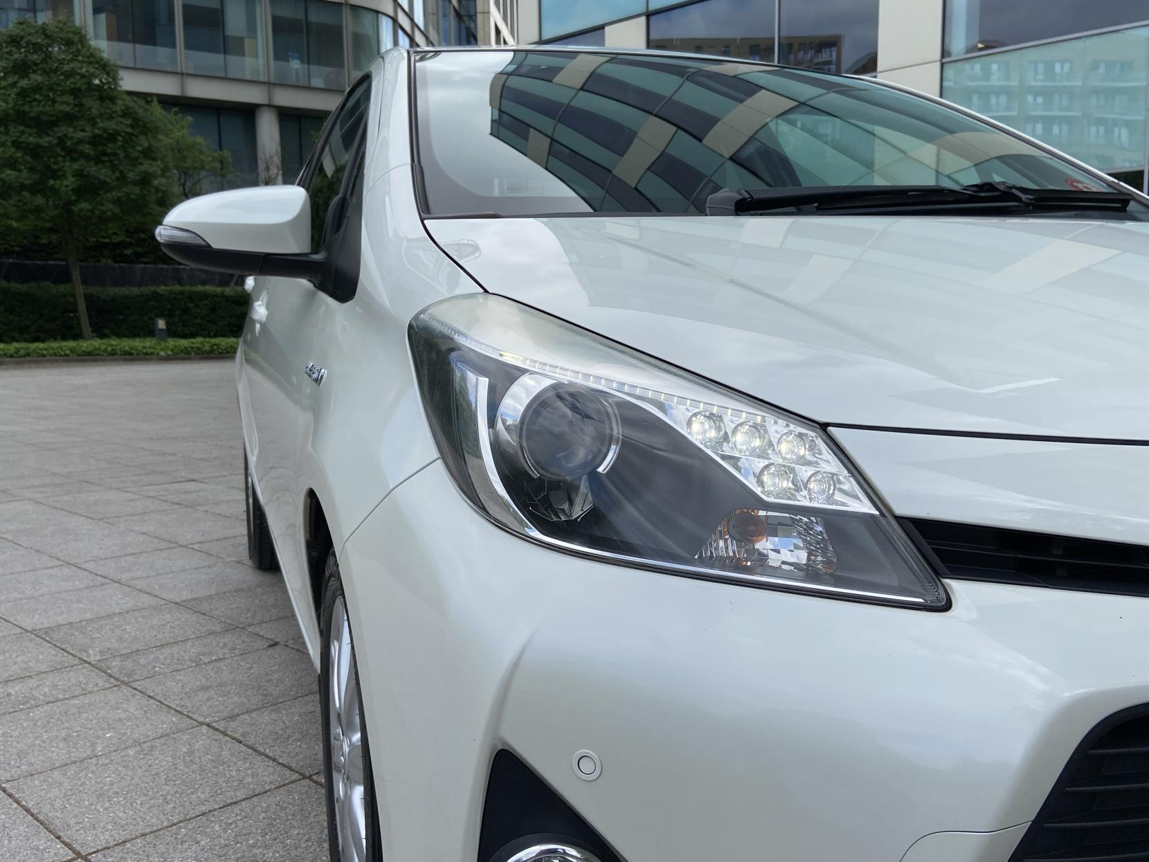 Toyota Yaris 1.5 VVT-h Icon Plus Hatchback 5dr Petrol Hybrid CVT Euro 5 (101 ps)