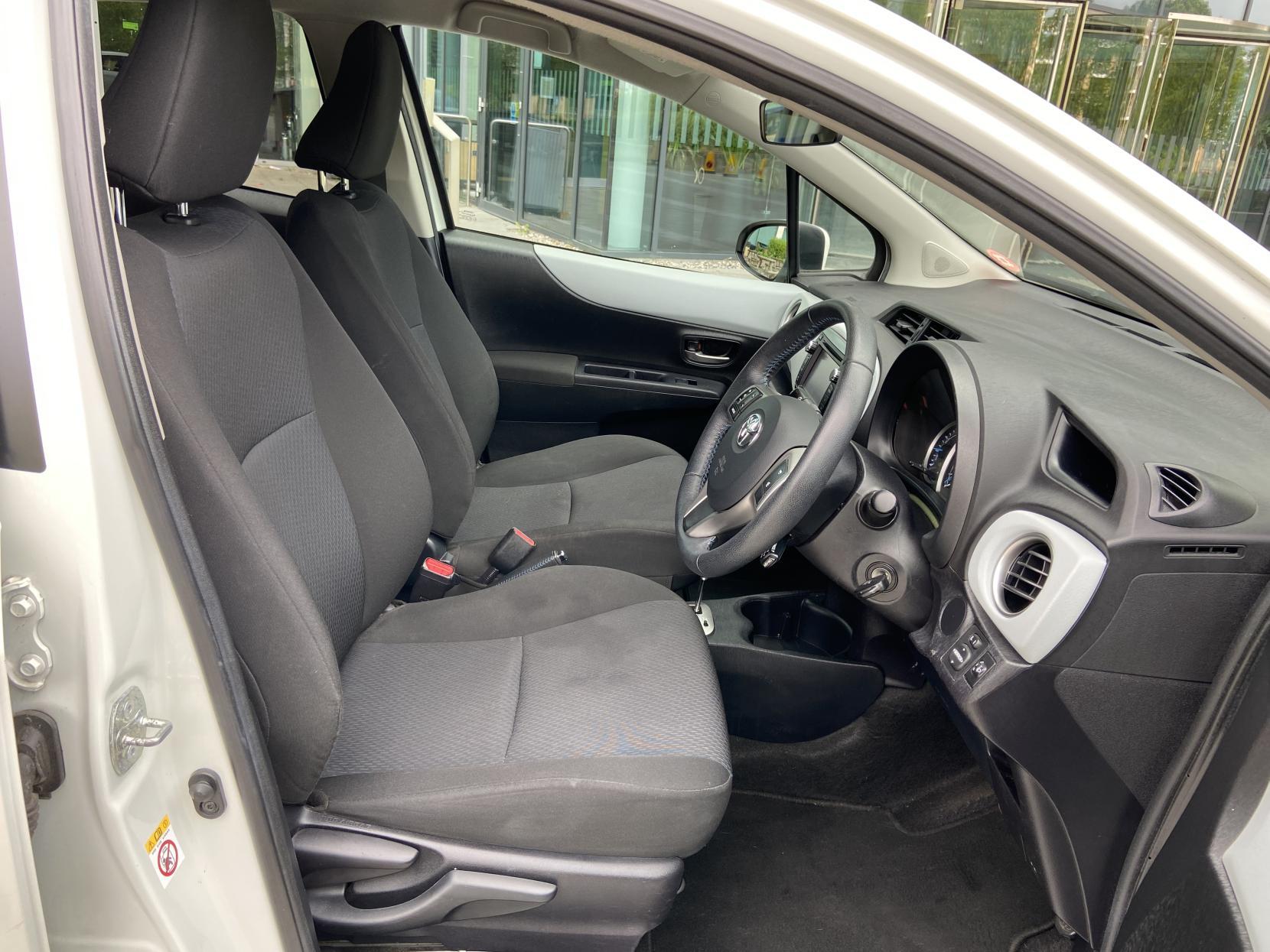 Toyota Yaris 1.5 VVT-h Icon Plus Hatchback 5dr Petrol Hybrid CVT Euro 5 (101 ps)