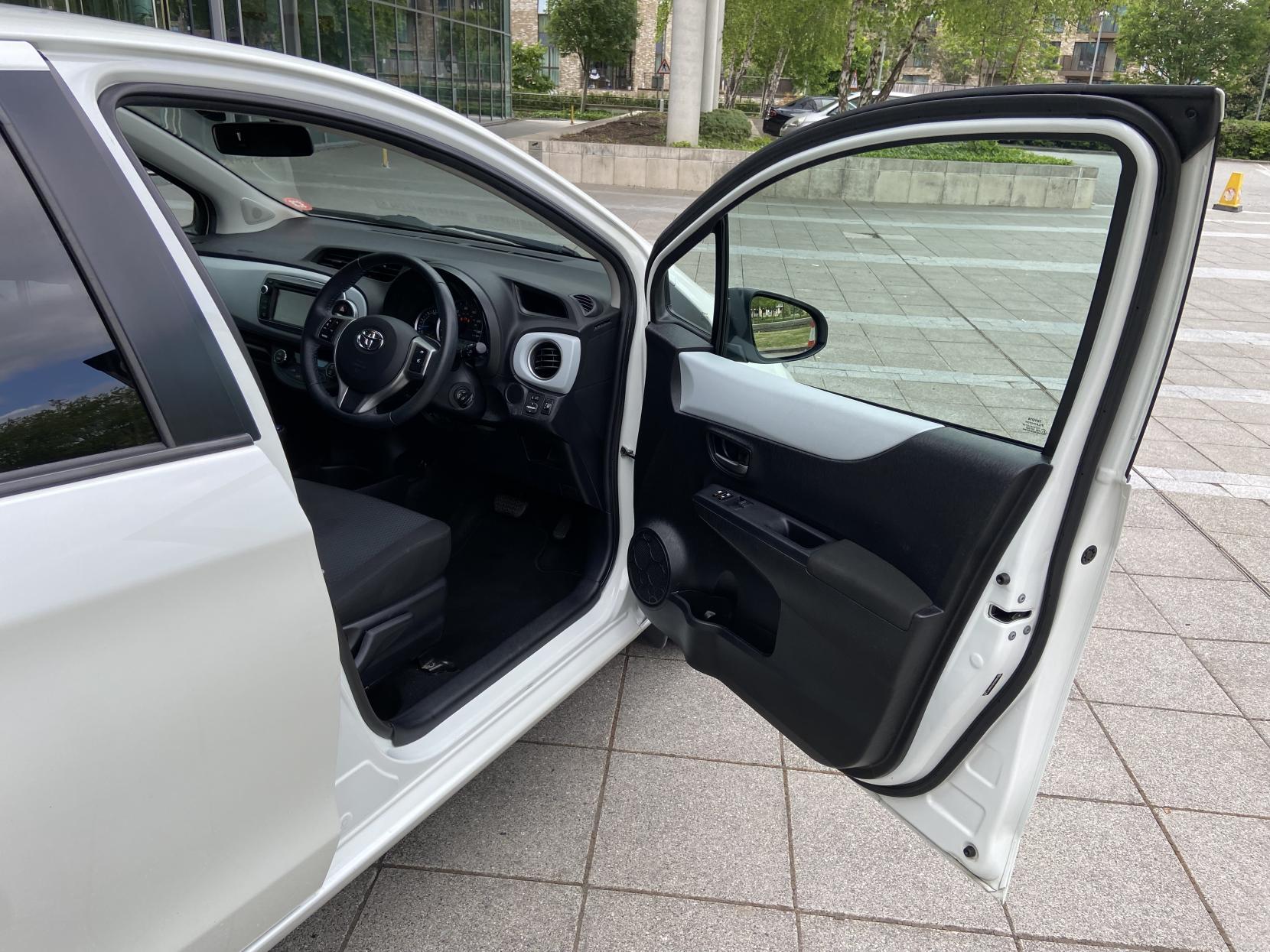 Toyota Yaris 1.5 VVT-h Icon Plus Hatchback 5dr Petrol Hybrid CVT Euro 5 (101 ps)