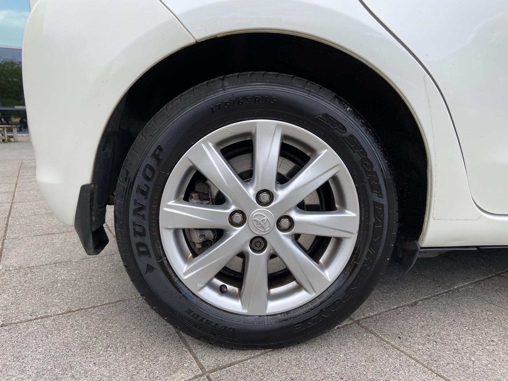 Toyota Yaris 1.5 VVT-h Icon Plus Hatchback 5dr Petrol Hybrid CVT Euro 5 (101 ps)