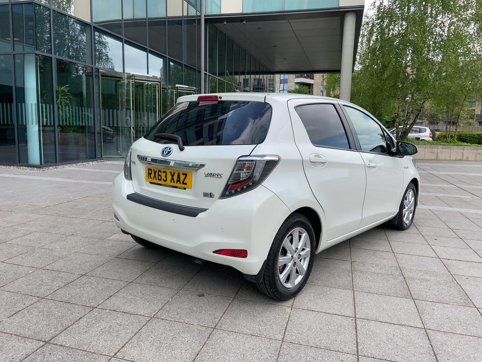 Toyota Yaris 1.5 VVT-h Icon Plus Hatchback 5dr Petrol Hybrid CVT Euro 5 (101 ps)