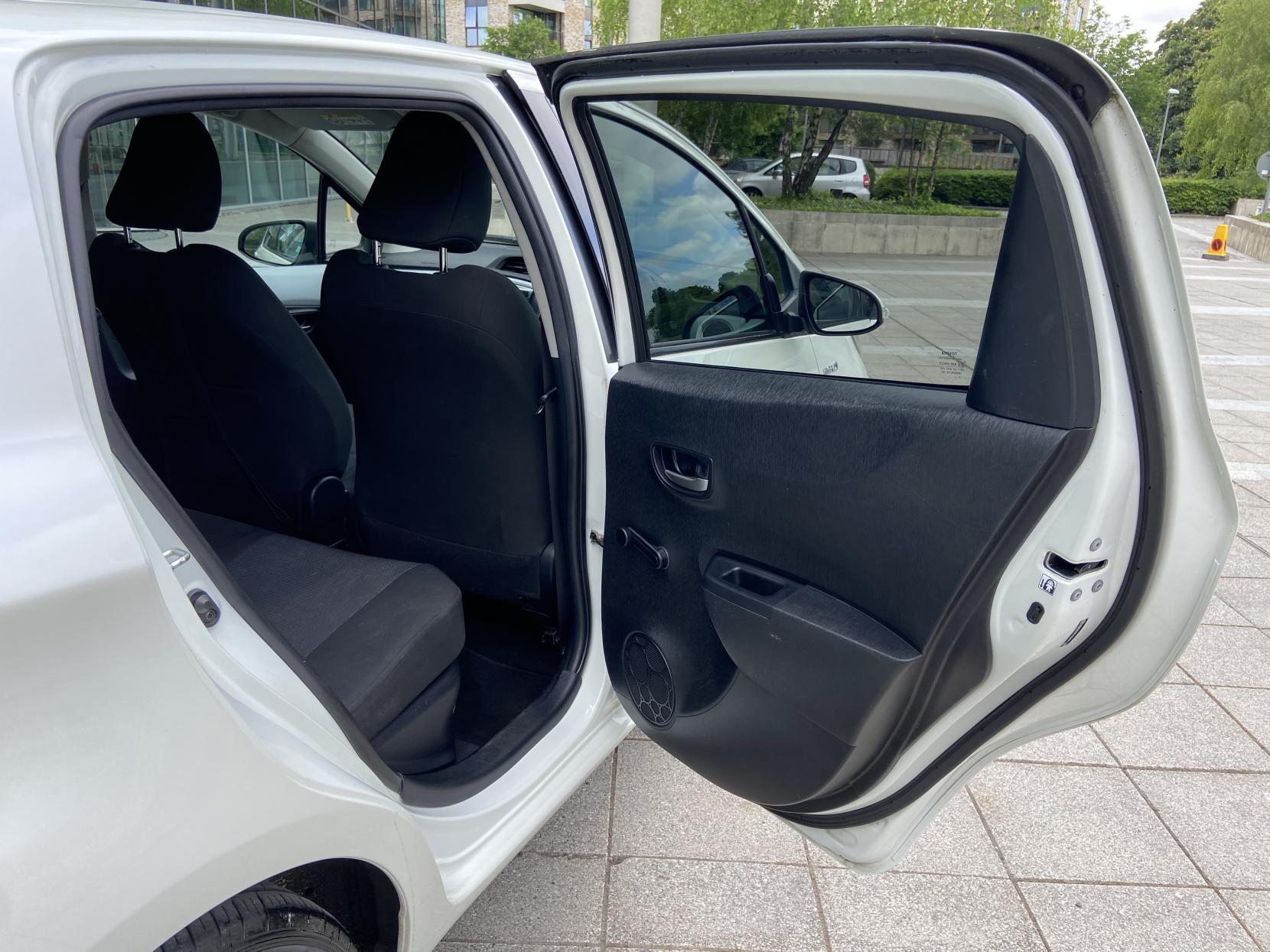 Toyota Yaris 1.5 VVT-h Icon Plus Hatchback 5dr Petrol Hybrid CVT Euro 5 (101 ps)