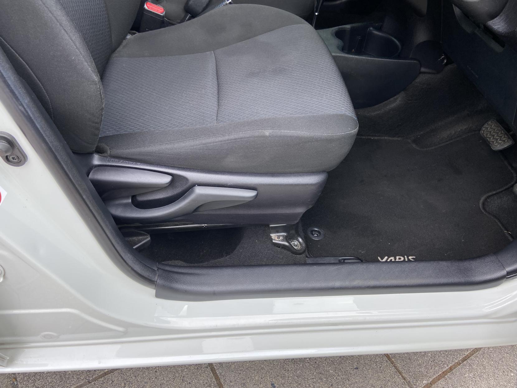 Toyota Yaris 1.5 VVT-h Icon Plus Hatchback 5dr Petrol Hybrid CVT Euro 5 (101 ps)