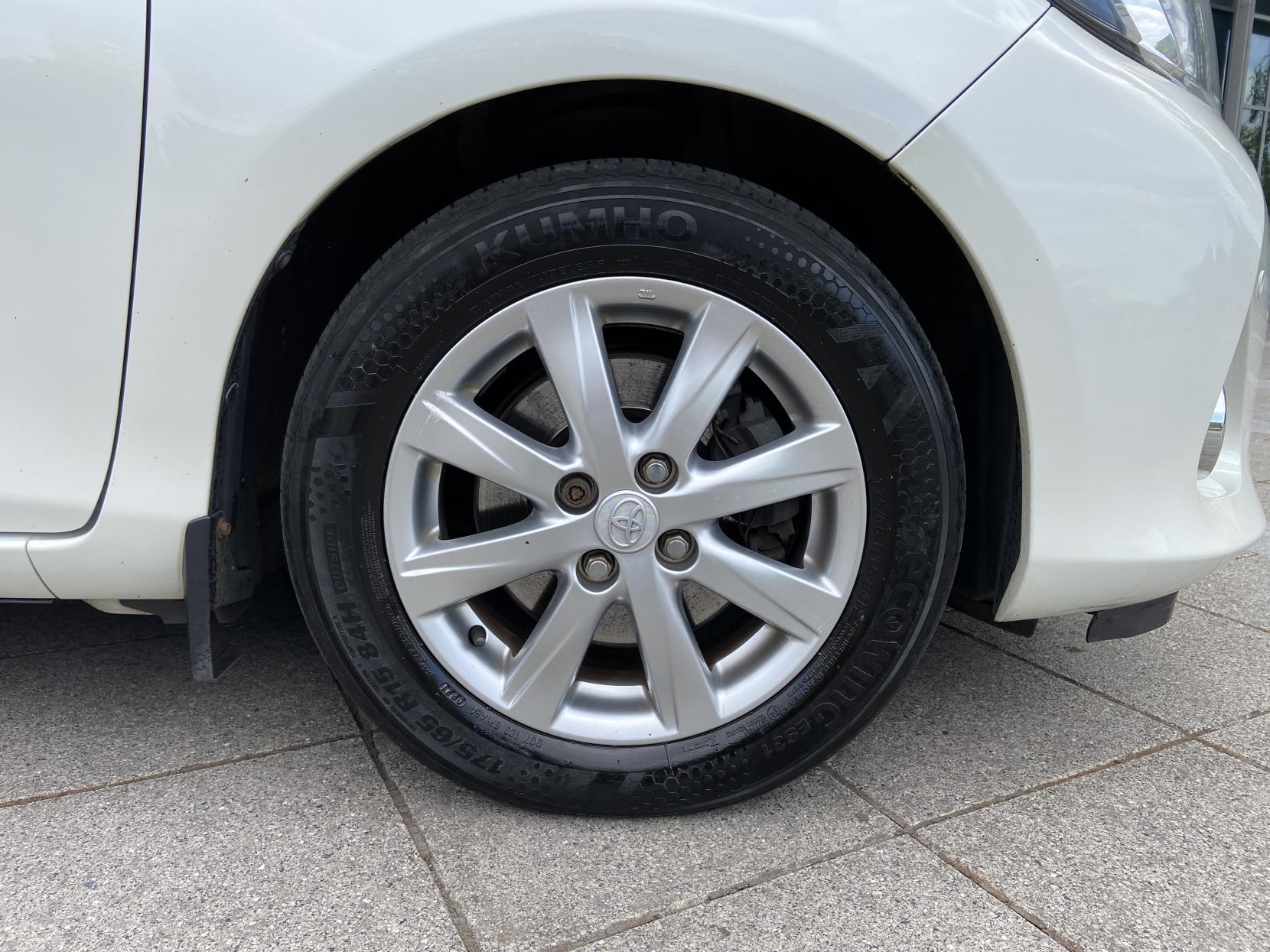 Toyota Yaris 1.5 VVT-h Icon Plus Hatchback 5dr Petrol Hybrid CVT Euro 5 (101 ps)