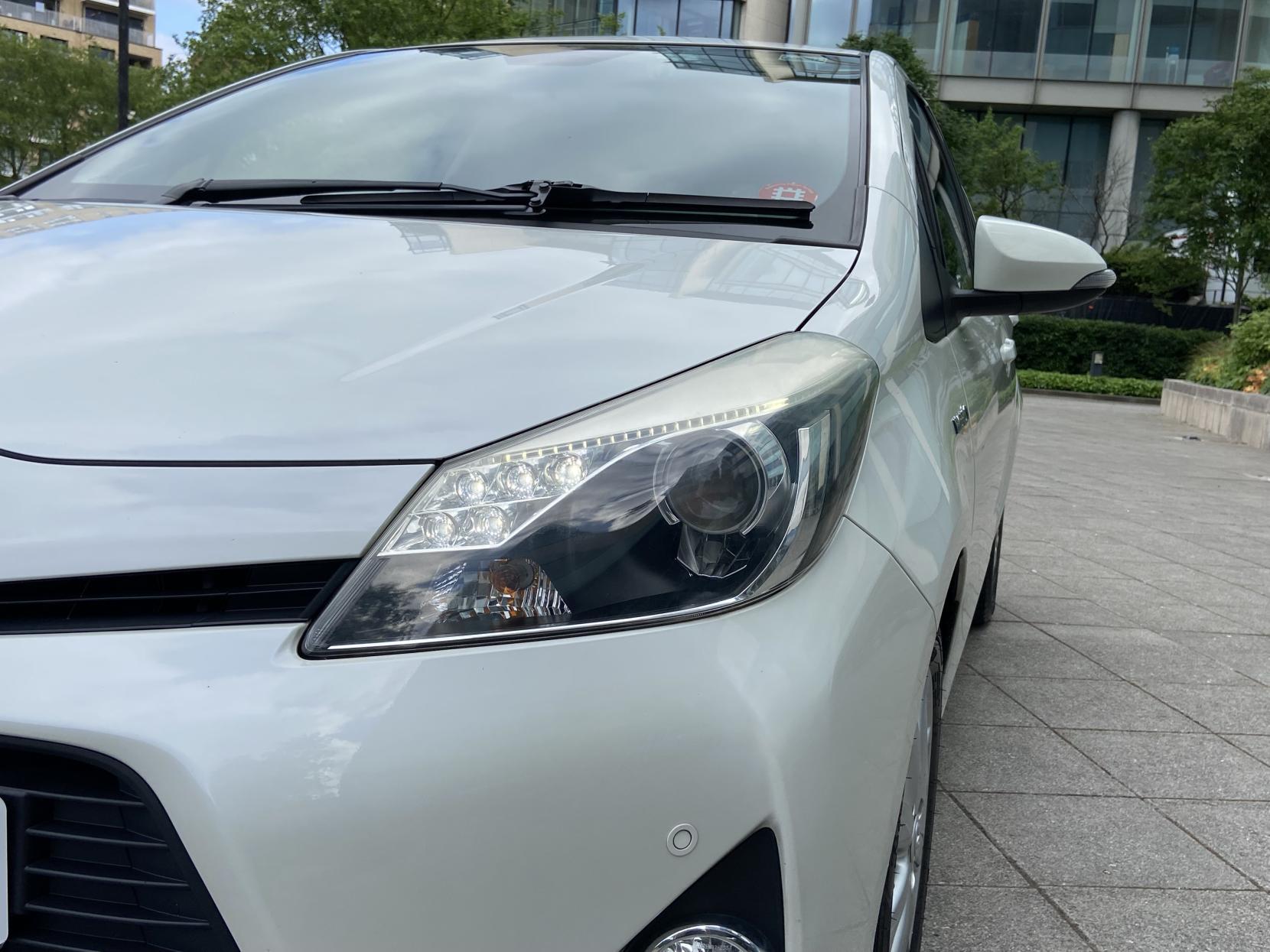 Toyota Yaris 1.5 VVT-h Icon Plus Hatchback 5dr Petrol Hybrid CVT Euro 5 (101 ps)