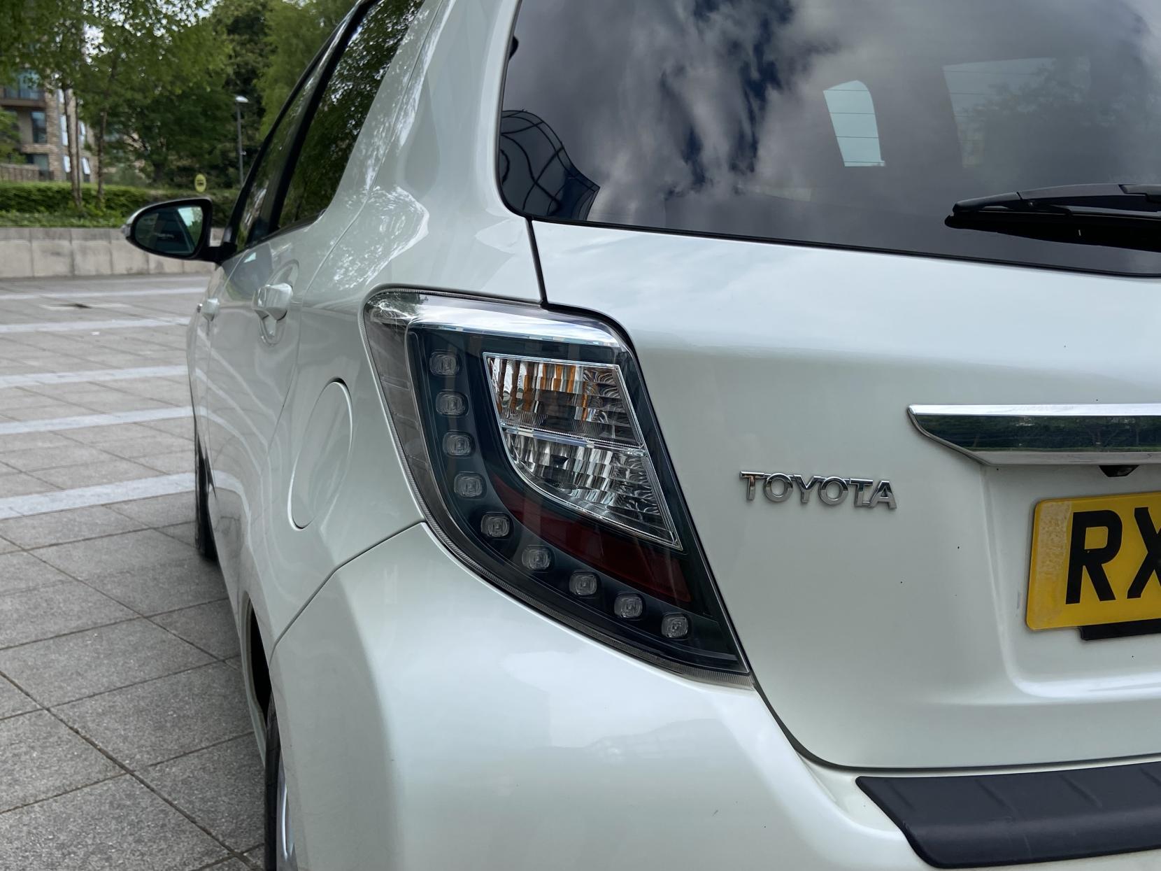 Toyota Yaris 1.5 VVT-h Icon Plus Hatchback 5dr Petrol Hybrid CVT Euro 5 (101 ps)