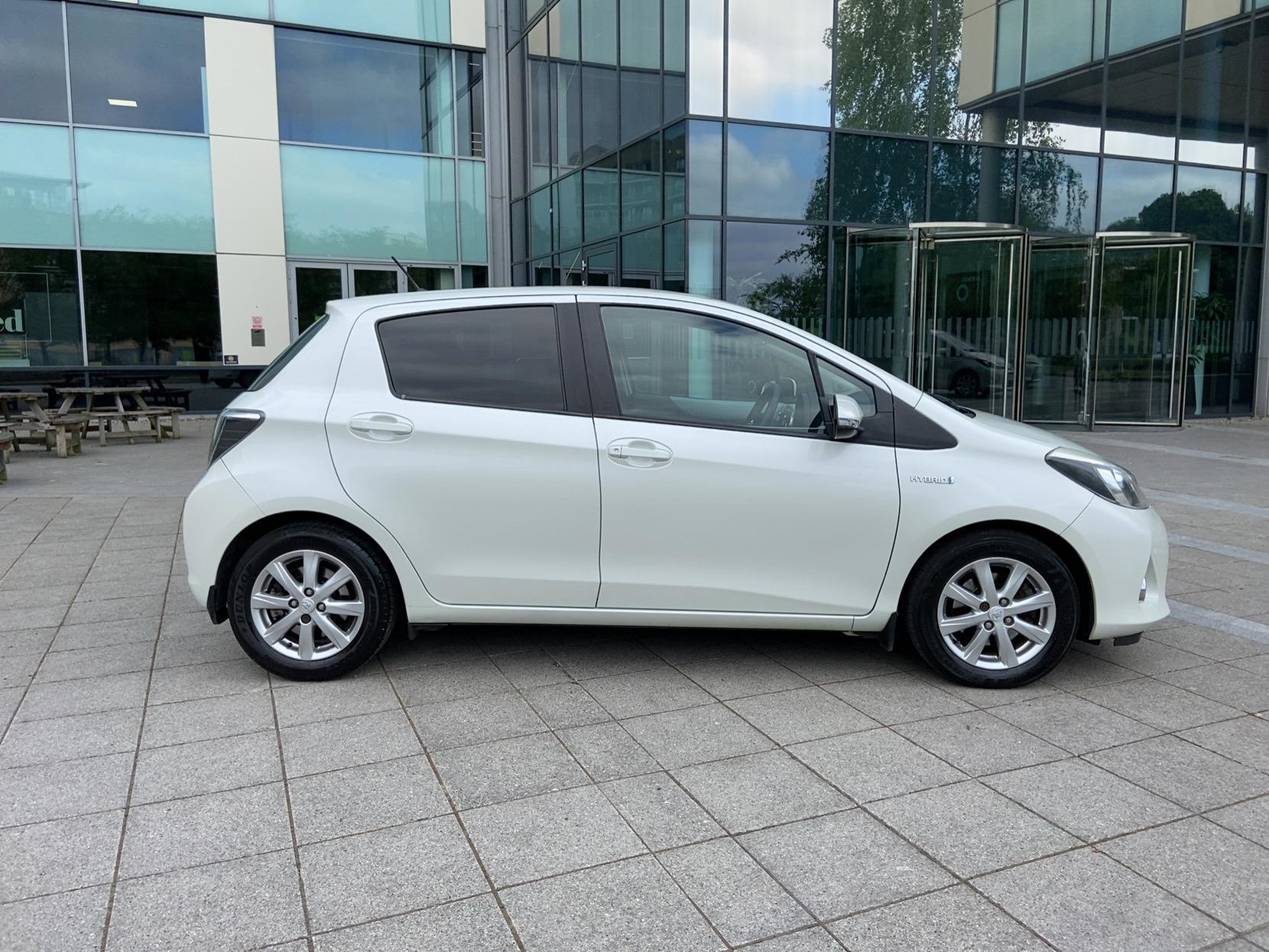 Toyota Yaris 1.5 VVT-h Icon Plus Hatchback 5dr Petrol Hybrid CVT Euro 5 (101 ps)