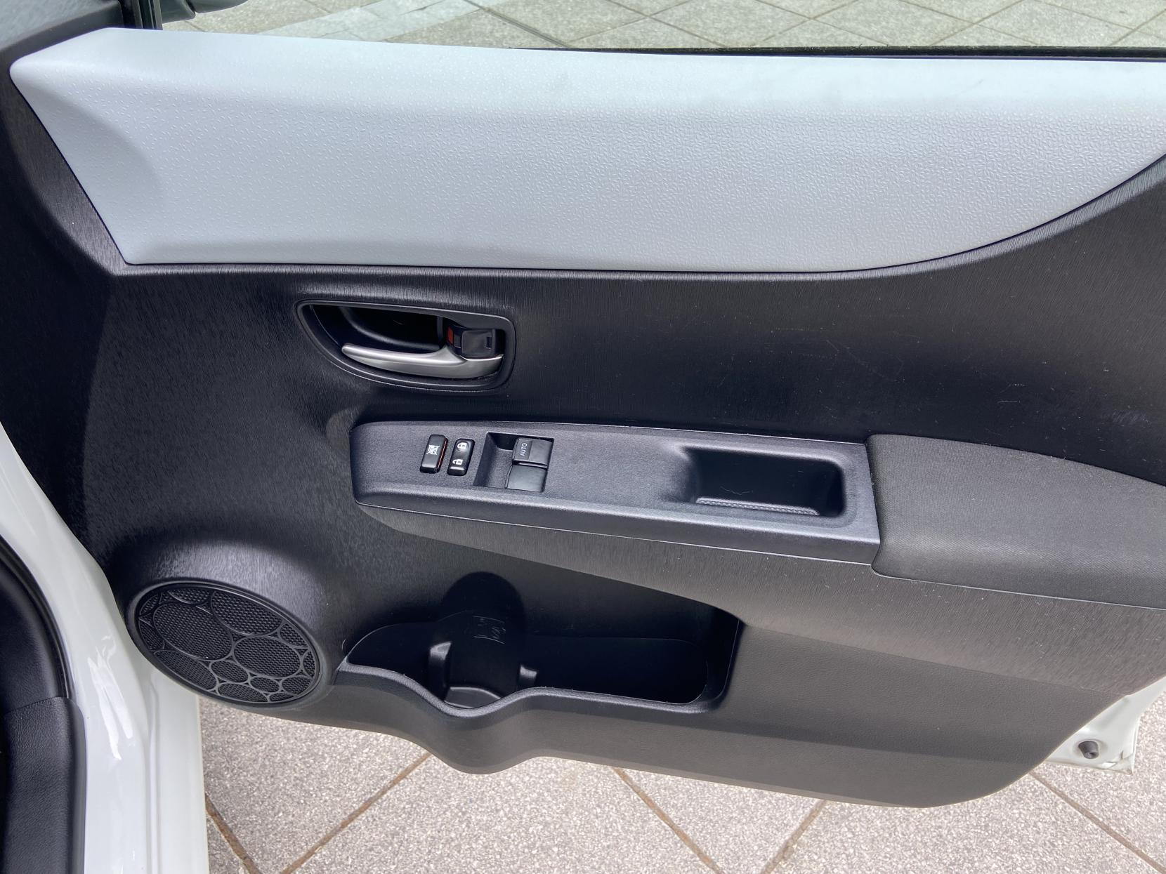 Toyota Yaris 1.5 VVT-h Icon Plus Hatchback 5dr Petrol Hybrid CVT Euro 5 (101 ps)