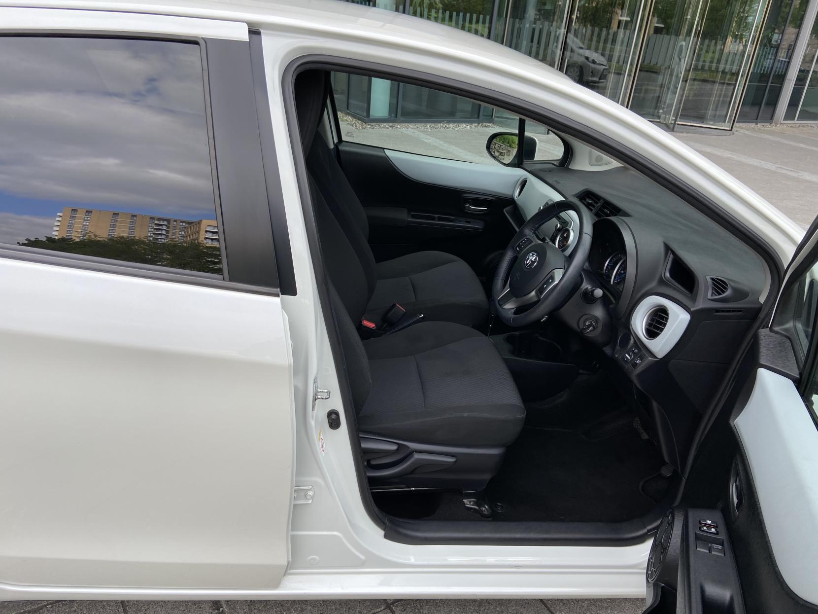 Toyota Yaris 1.5 VVT-h Icon Plus Hatchback 5dr Petrol Hybrid CVT Euro 5 (101 ps)