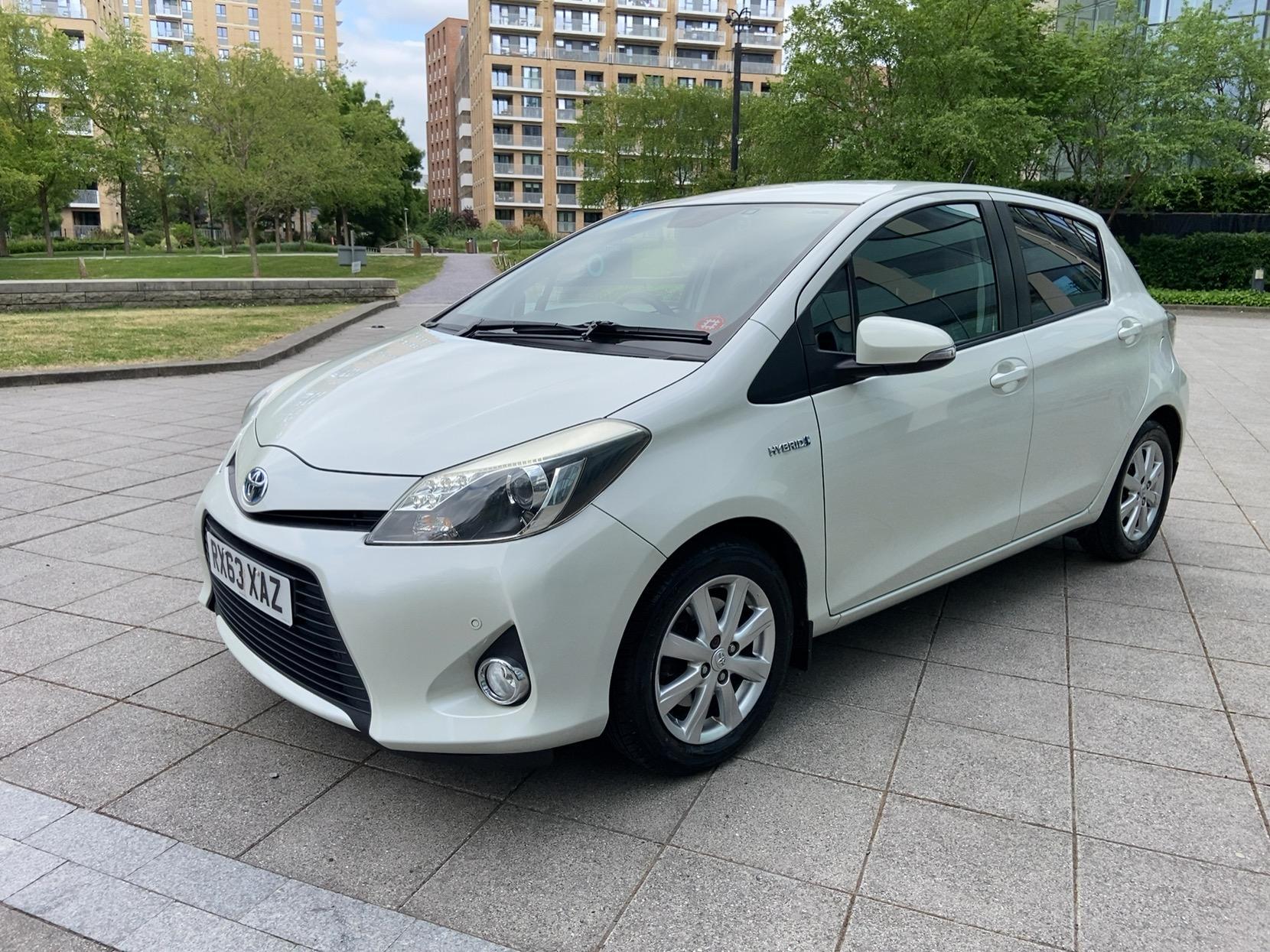 Toyota Yaris 1.5 VVT-h Icon Plus Hatchback 5dr Petrol Hybrid CVT Euro 5 (101 ps)