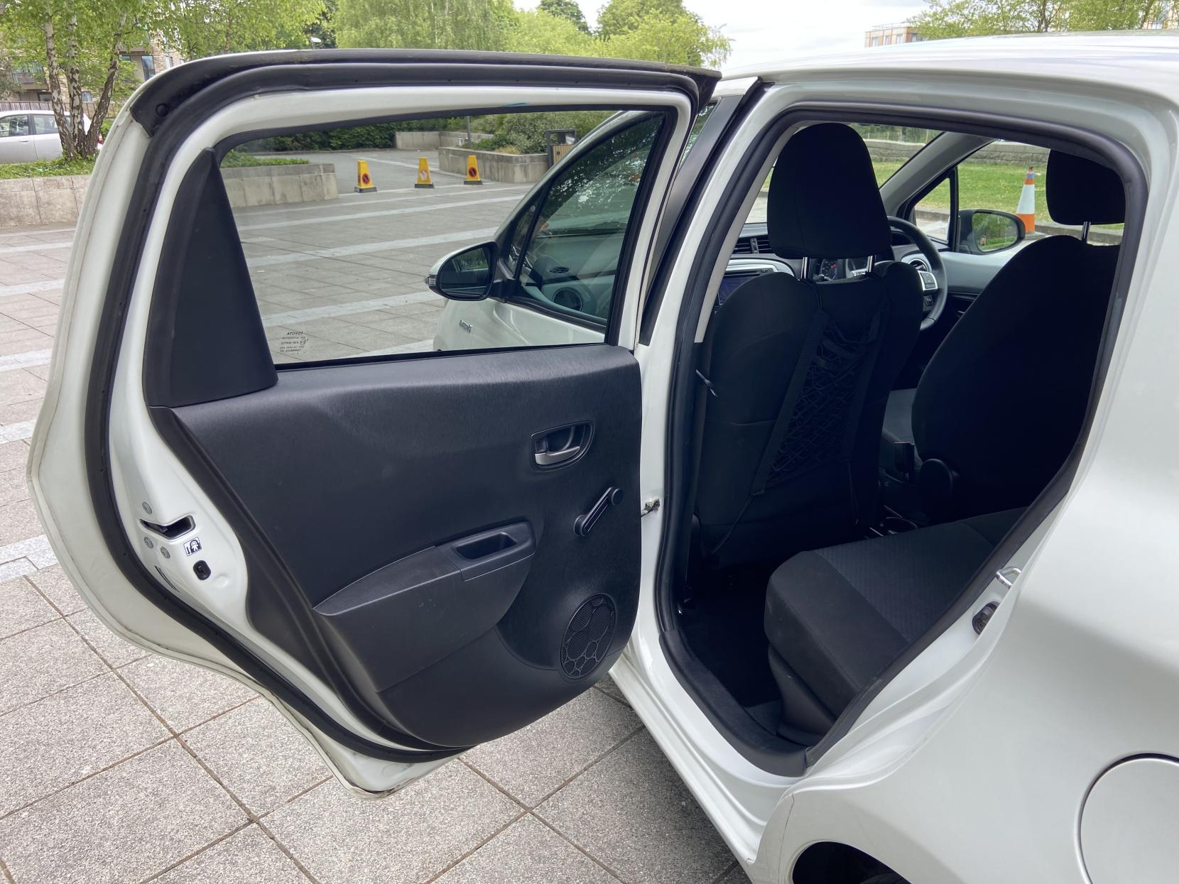 Toyota Yaris 1.5 VVT-h Icon Plus Hatchback 5dr Petrol Hybrid CVT Euro 5 (101 ps)