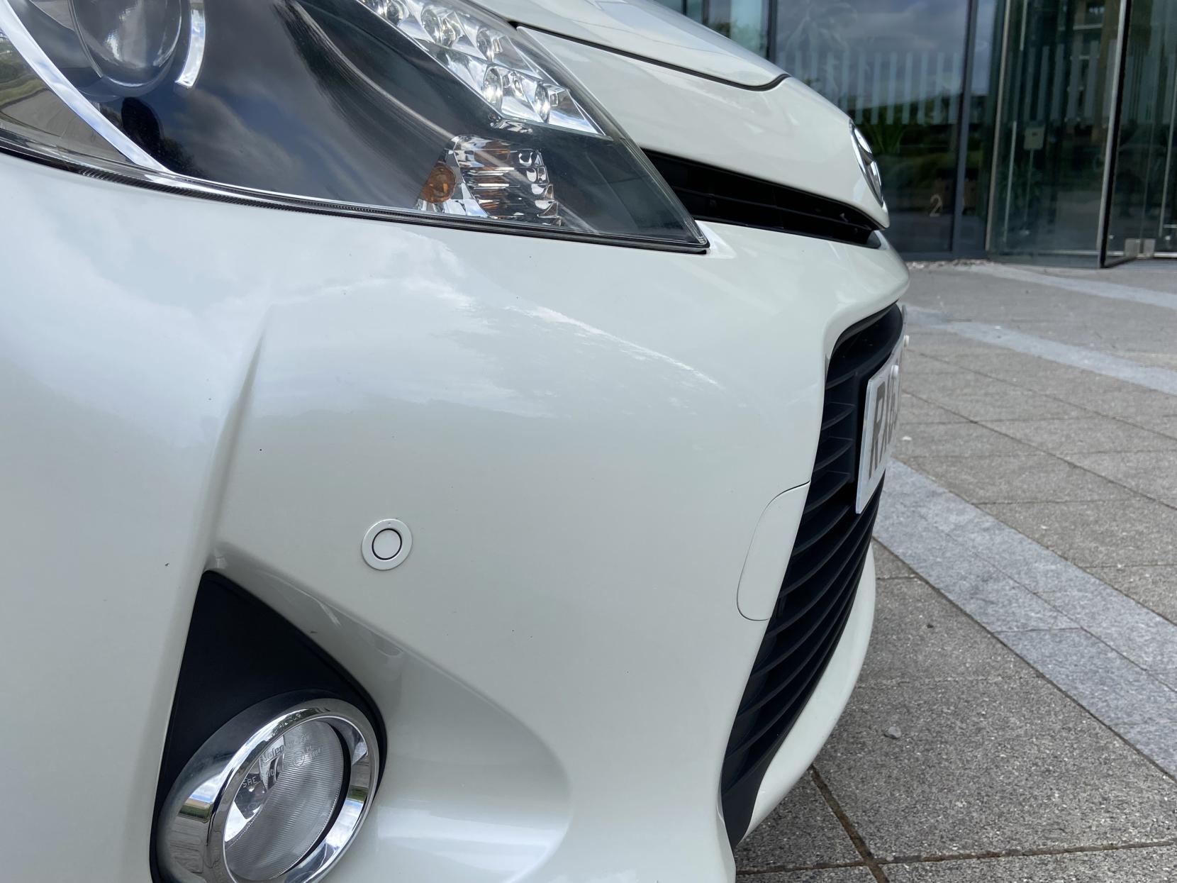 Toyota Yaris 1.5 VVT-h Icon Plus Hatchback 5dr Petrol Hybrid CVT Euro 5 (101 ps)