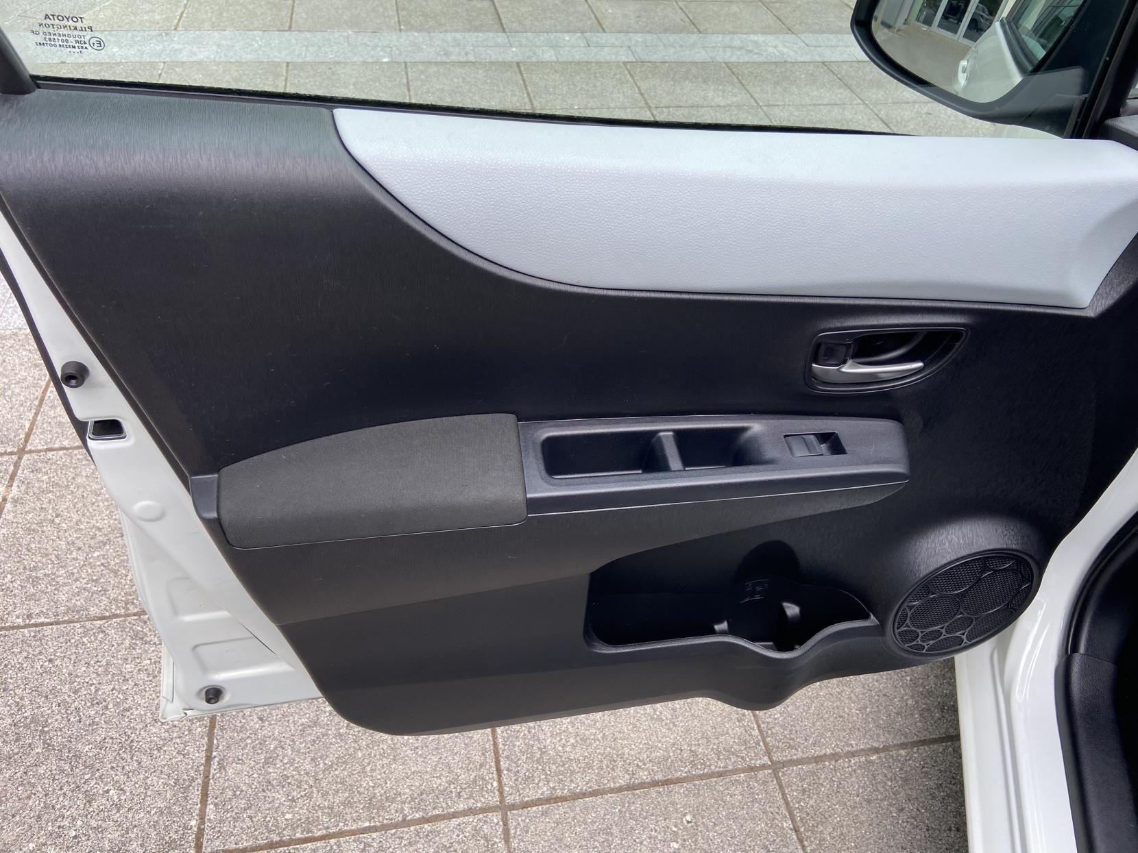 Toyota Yaris 1.5 VVT-h Icon Plus Hatchback 5dr Petrol Hybrid CVT Euro 5 (101 ps)