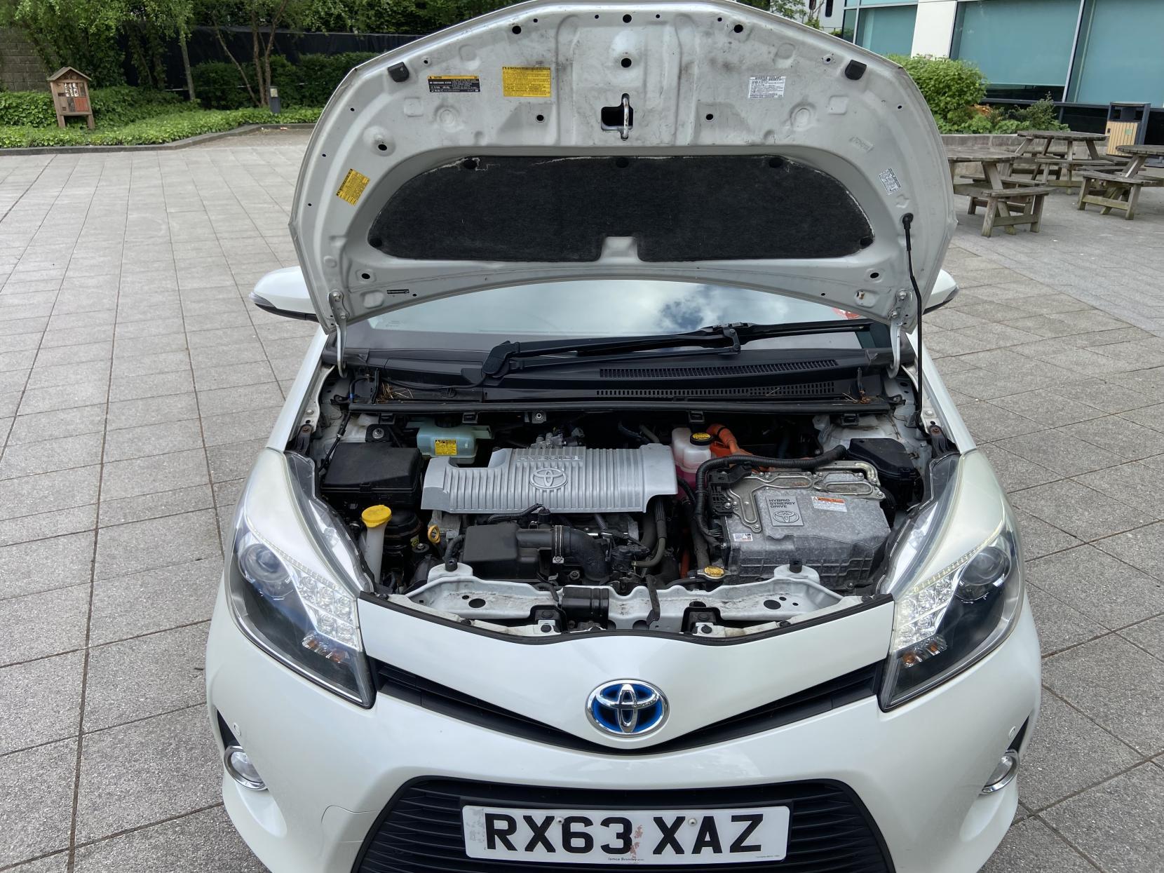 Toyota Yaris 1.5 VVT-h Icon Plus Hatchback 5dr Petrol Hybrid CVT Euro 5 (101 ps)