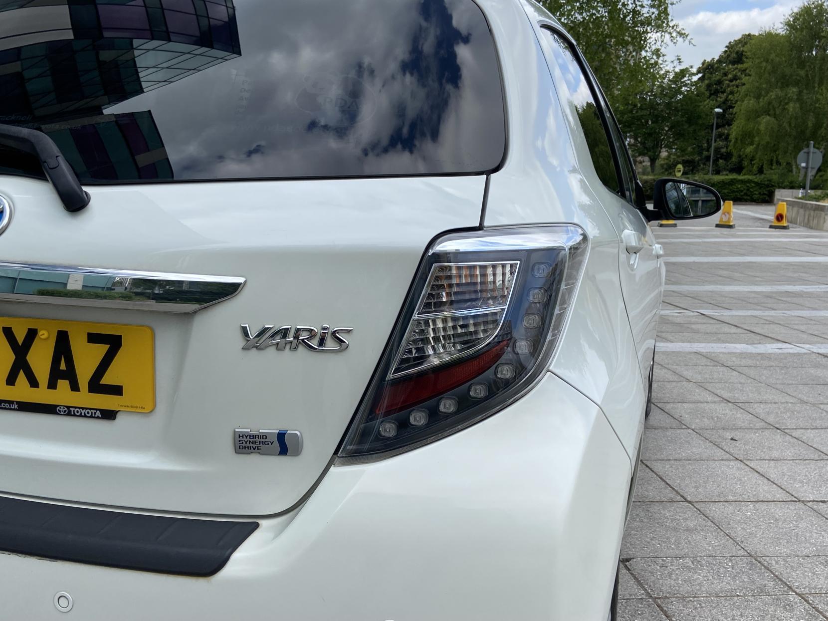 Toyota Yaris 1.5 VVT-h Icon Plus Hatchback 5dr Petrol Hybrid CVT Euro 5 (101 ps)