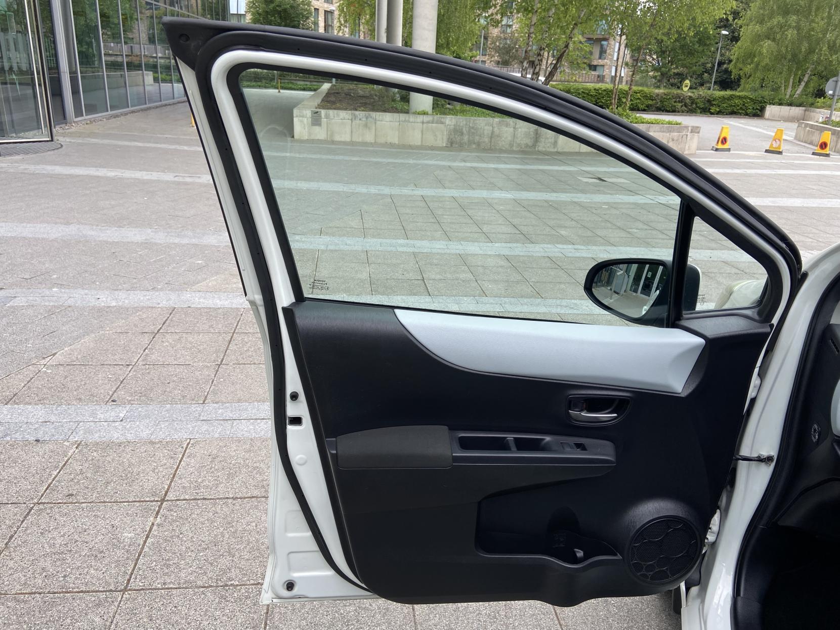 Toyota Yaris 1.5 VVT-h Icon Plus Hatchback 5dr Petrol Hybrid CVT Euro 5 (101 ps)