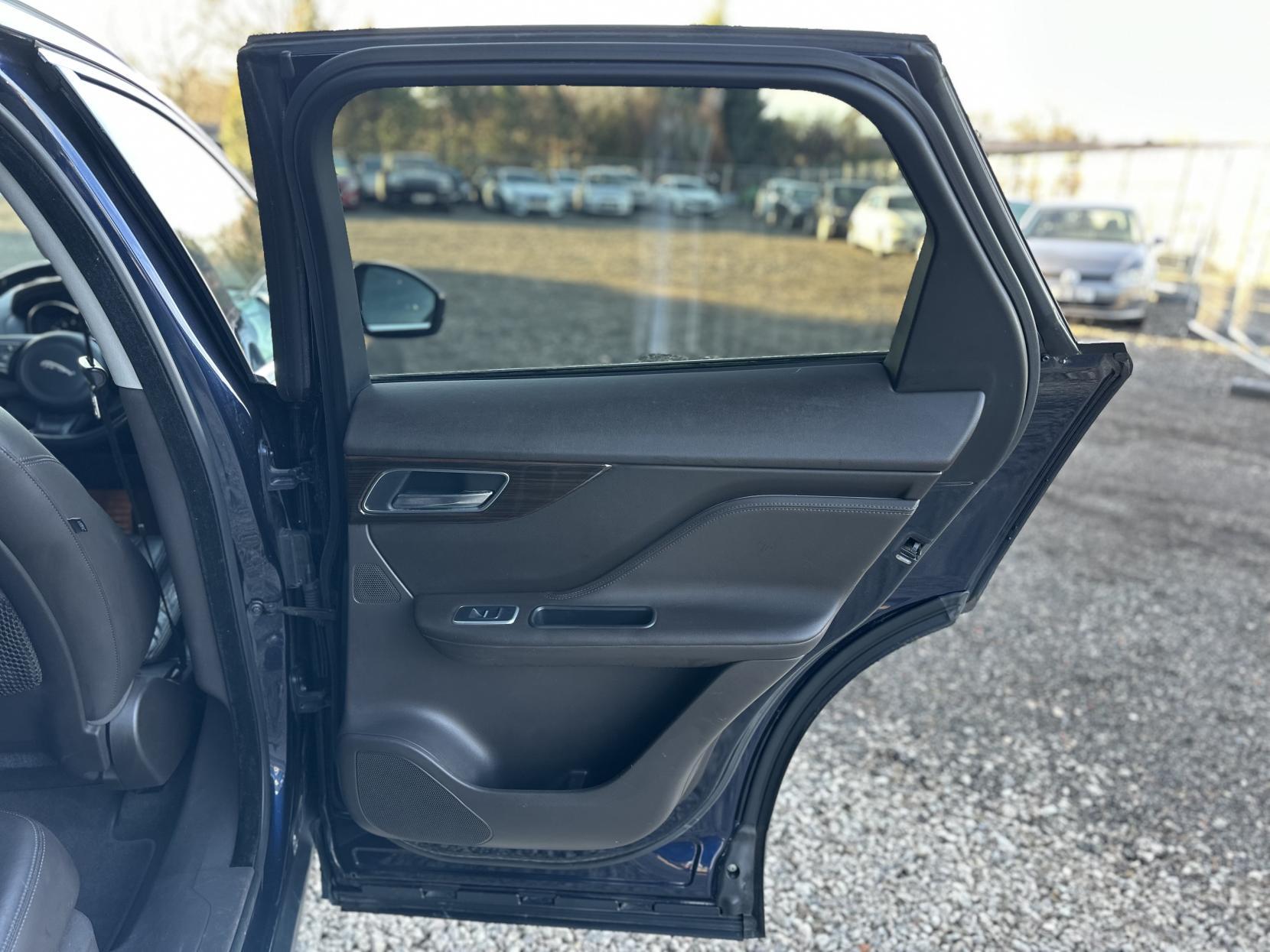 Jaguar F-PACE 2.0 D180 Portfolio SUV 5dr Diesel Auto AWD Euro 6 (s/s) (180 ps)