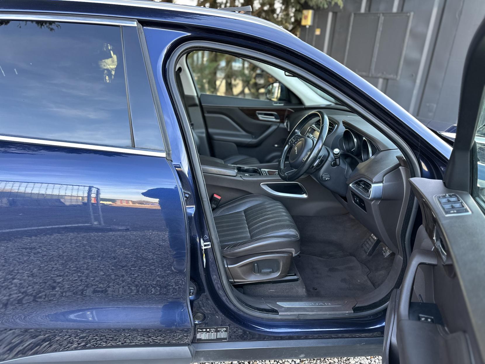 Jaguar F-PACE 2.0 D180 Portfolio SUV 5dr Diesel Auto AWD Euro 6 (s/s) (180 ps)