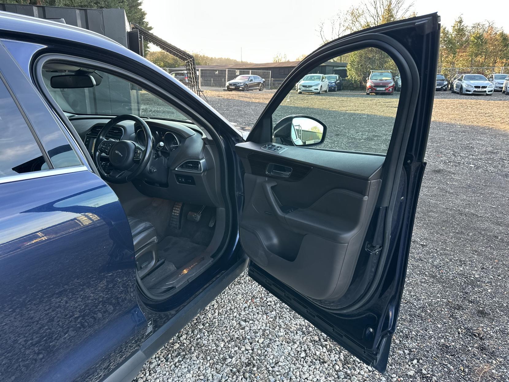 Jaguar F-PACE 2.0 D180 Portfolio SUV 5dr Diesel Auto AWD Euro 6 (s/s) (180 ps)