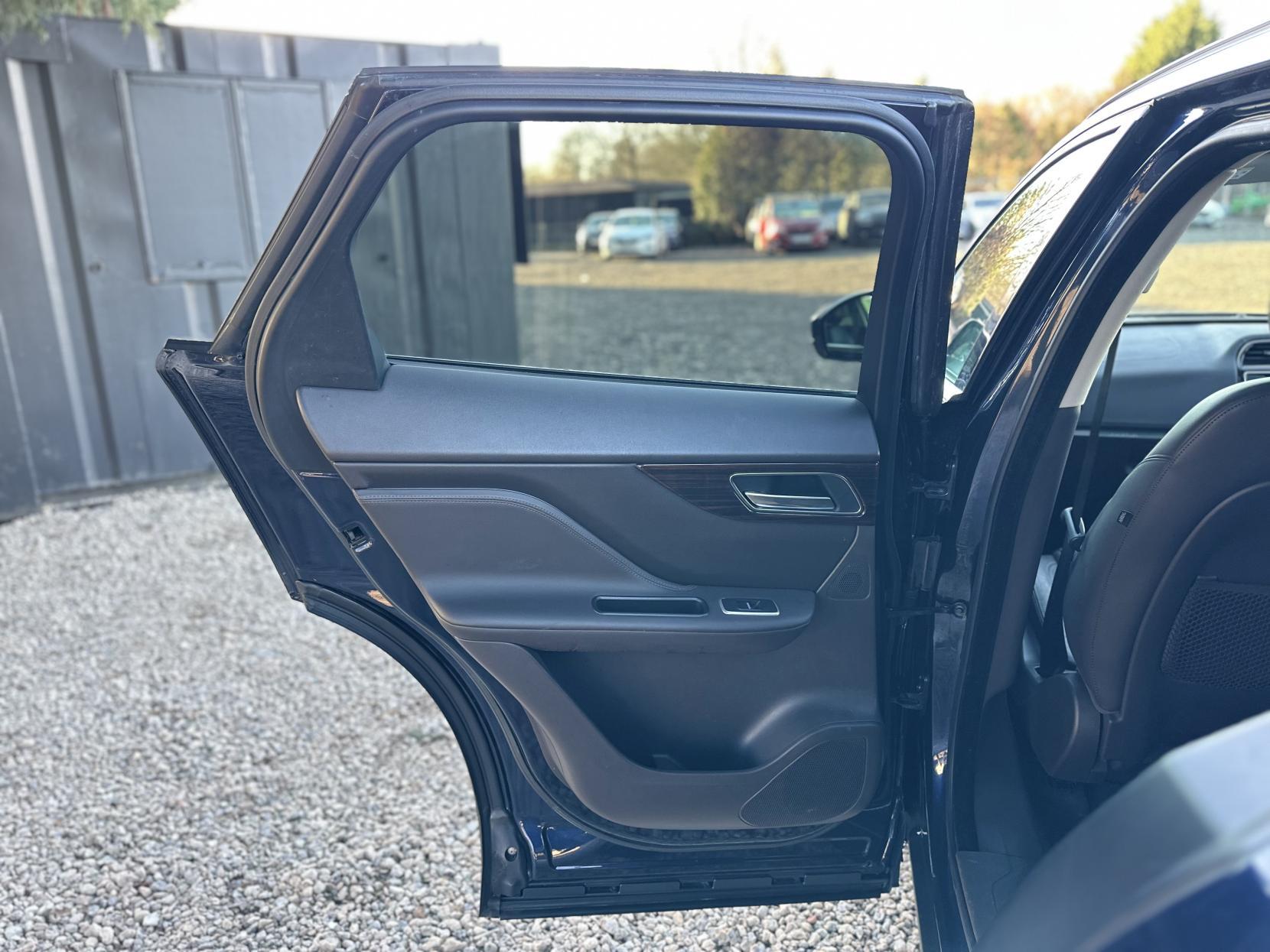 Jaguar F-PACE 2.0 D180 Portfolio SUV 5dr Diesel Auto AWD Euro 6 (s/s) (180 ps)