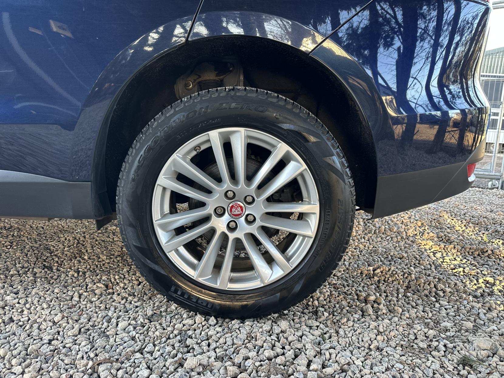 Jaguar F-PACE 2.0 D180 Portfolio SUV 5dr Diesel Auto AWD Euro 6 (s/s) (180 ps)