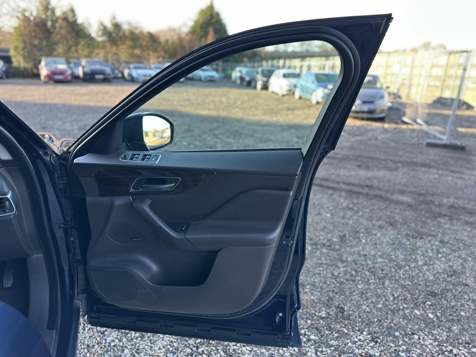 Jaguar F-PACE 2.0 D180 Portfolio SUV 5dr Diesel Auto AWD Euro 6 (s/s) (180 ps)