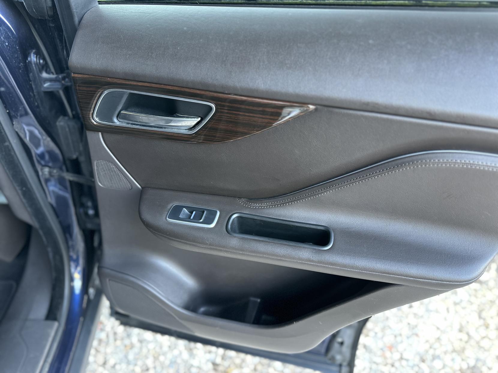 Jaguar F-PACE 2.0 D180 Portfolio SUV 5dr Diesel Auto AWD Euro 6 (s/s) (180 ps)