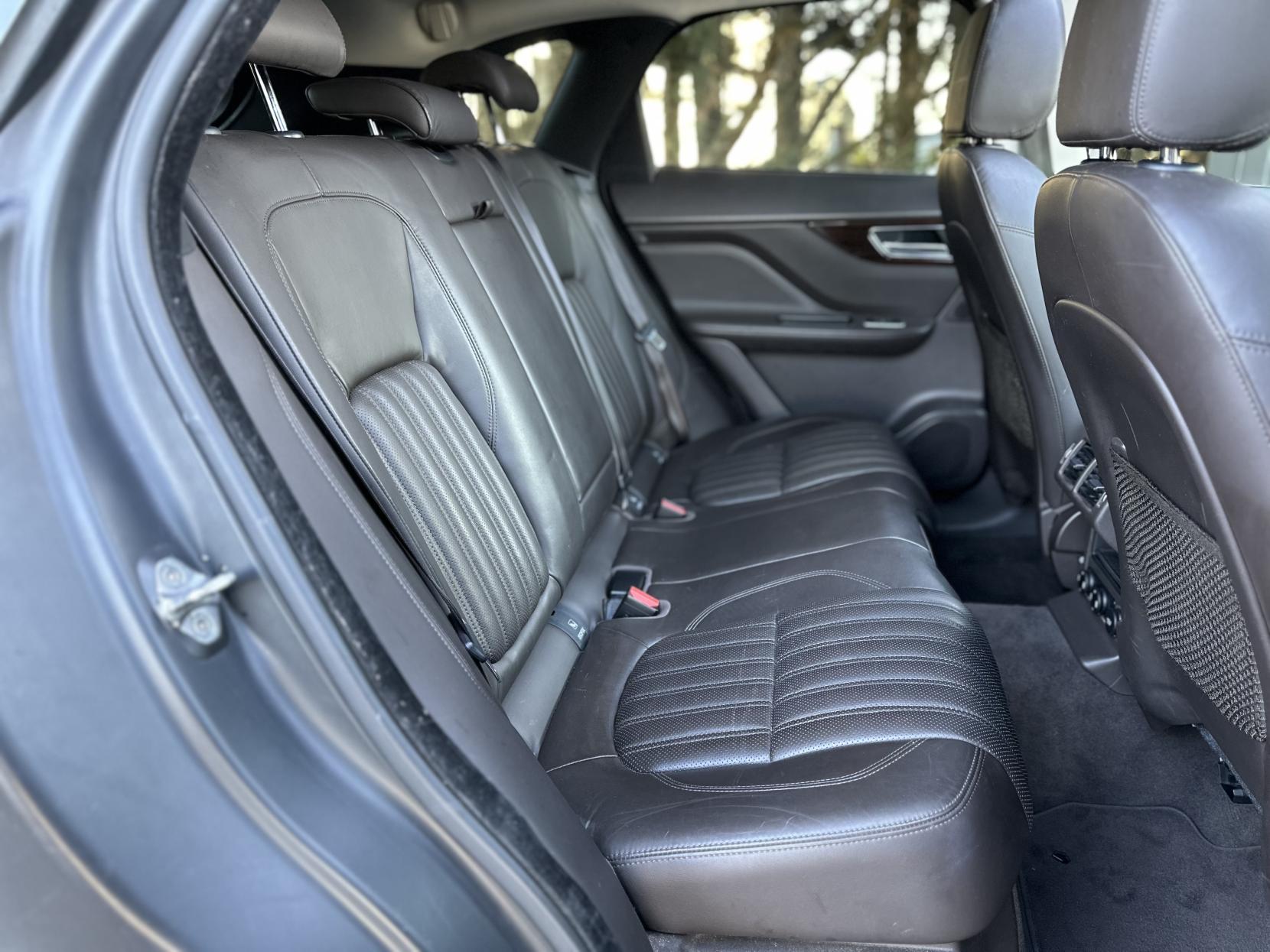 Jaguar F-PACE 2.0 D180 Portfolio SUV 5dr Diesel Auto AWD Euro 6 (s/s) (180 ps)