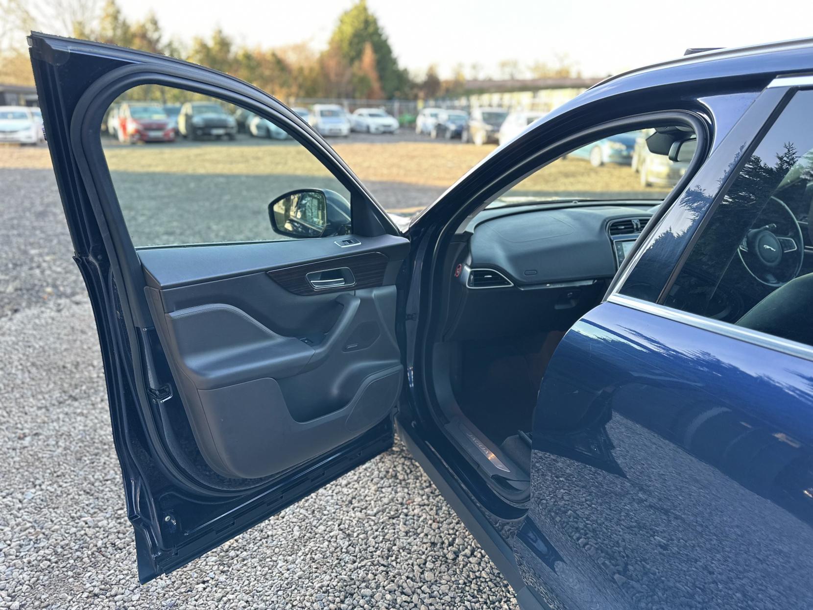 Jaguar F-PACE 2.0 D180 Portfolio SUV 5dr Diesel Auto AWD Euro 6 (s/s) (180 ps)