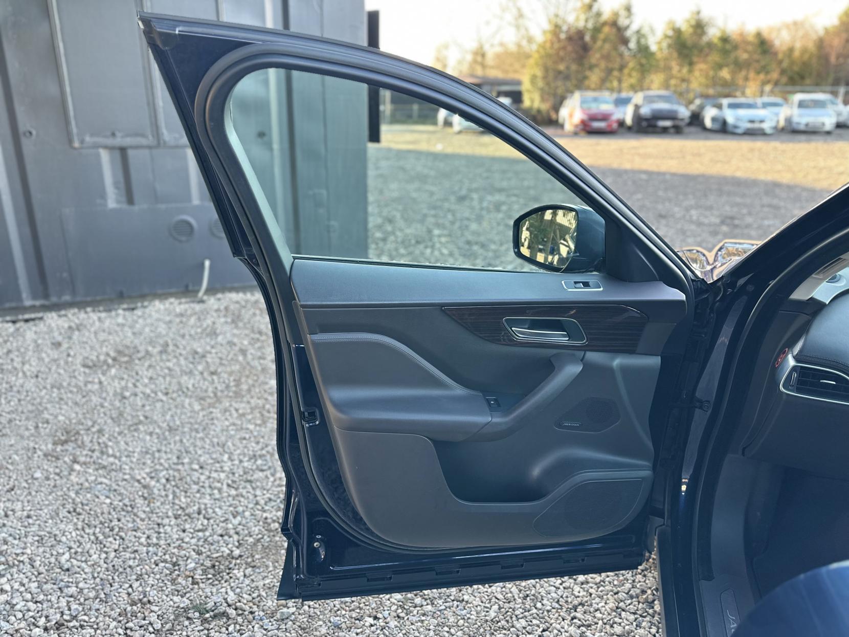 Jaguar F-PACE 2.0 D180 Portfolio SUV 5dr Diesel Auto AWD Euro 6 (s/s) (180 ps)