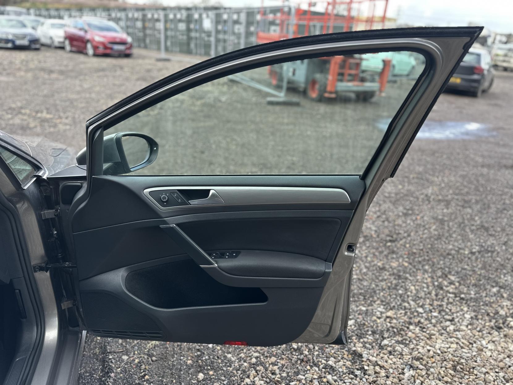 Volkswagen Golf 1.4 TSI BlueMotion Tech SE Hatchback 5dr Petrol DSG Euro 5 (s/s) (122 ps)